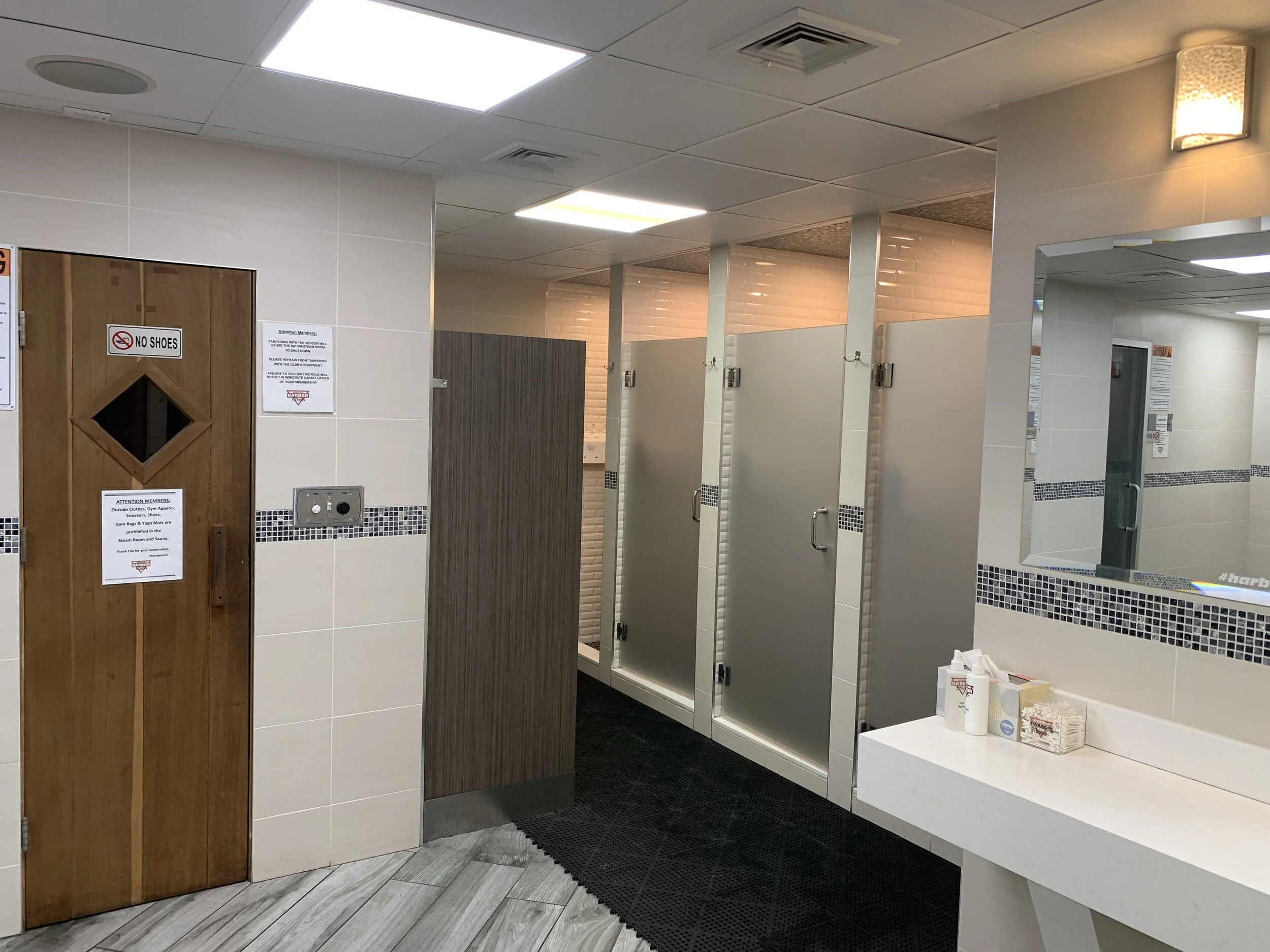 HARBOR FITNESS 92 WOMENS LOCKER ROOM