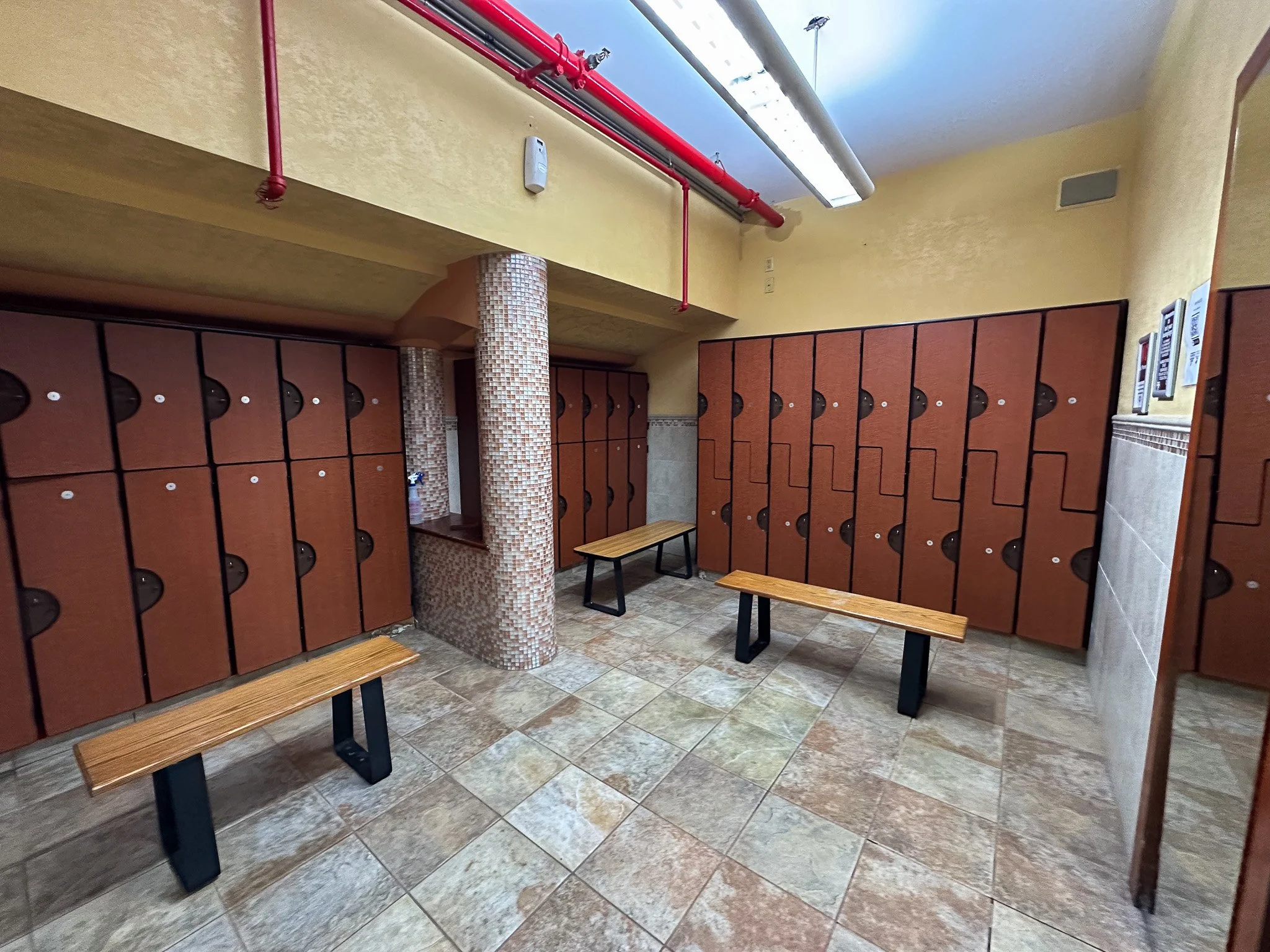 GO! MARINE PARK LOCKER ROOM