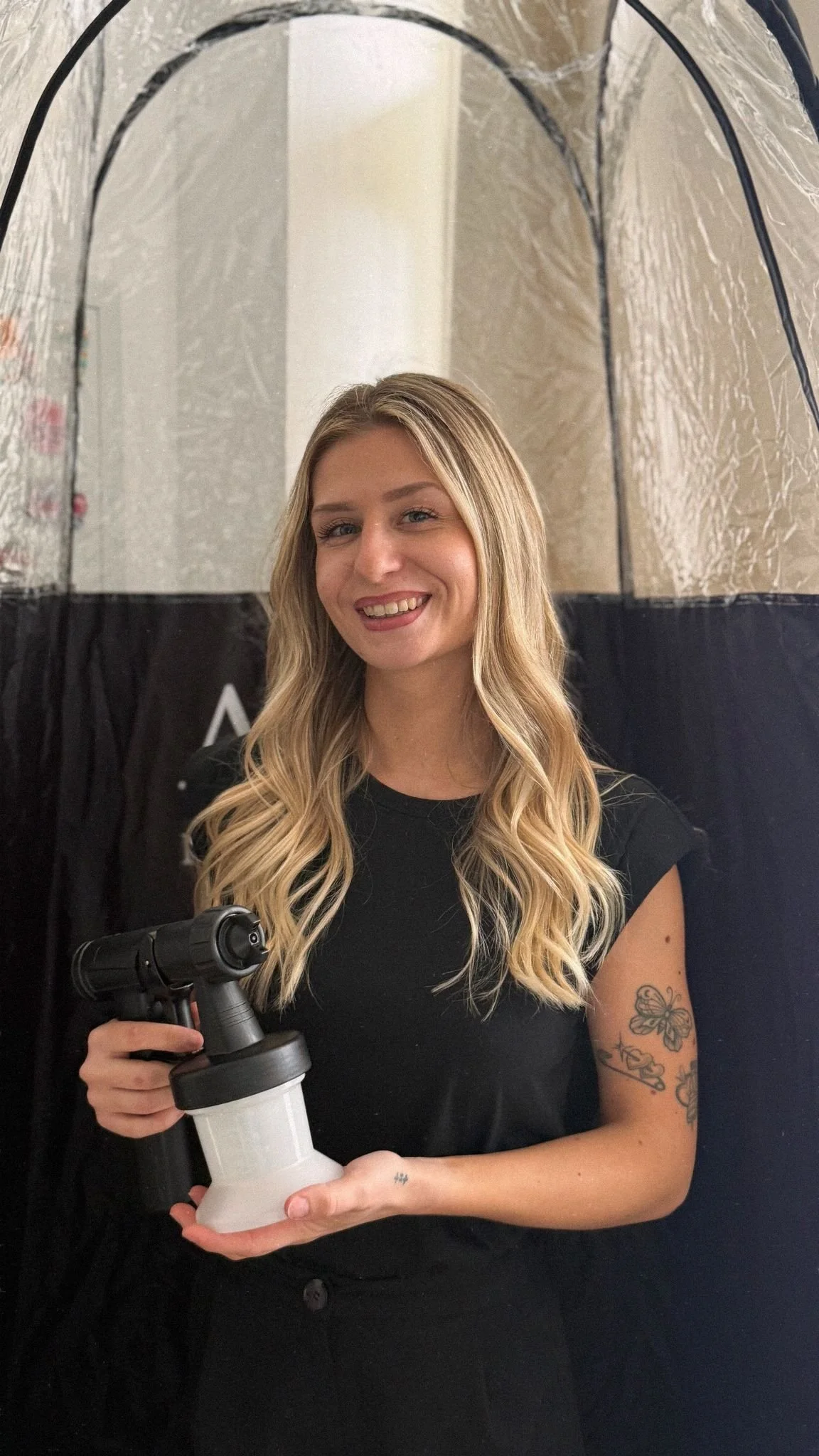 Lucie, portant un appareil de spray tan, à The Sisters Club