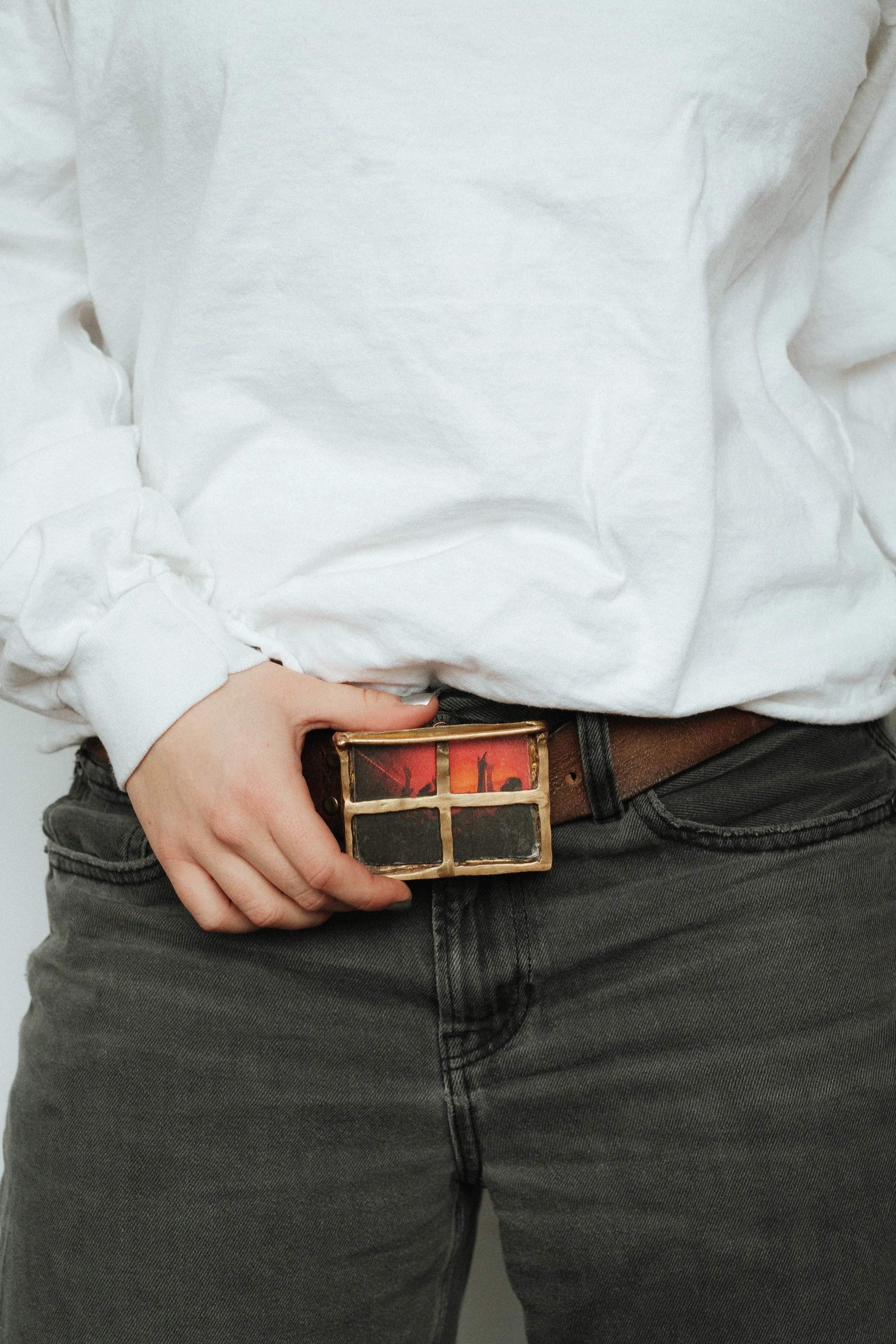 This belt buckle is made to represent a window looking into a party. The photo inside is interchangeable and can be taken out and replaced by another image.