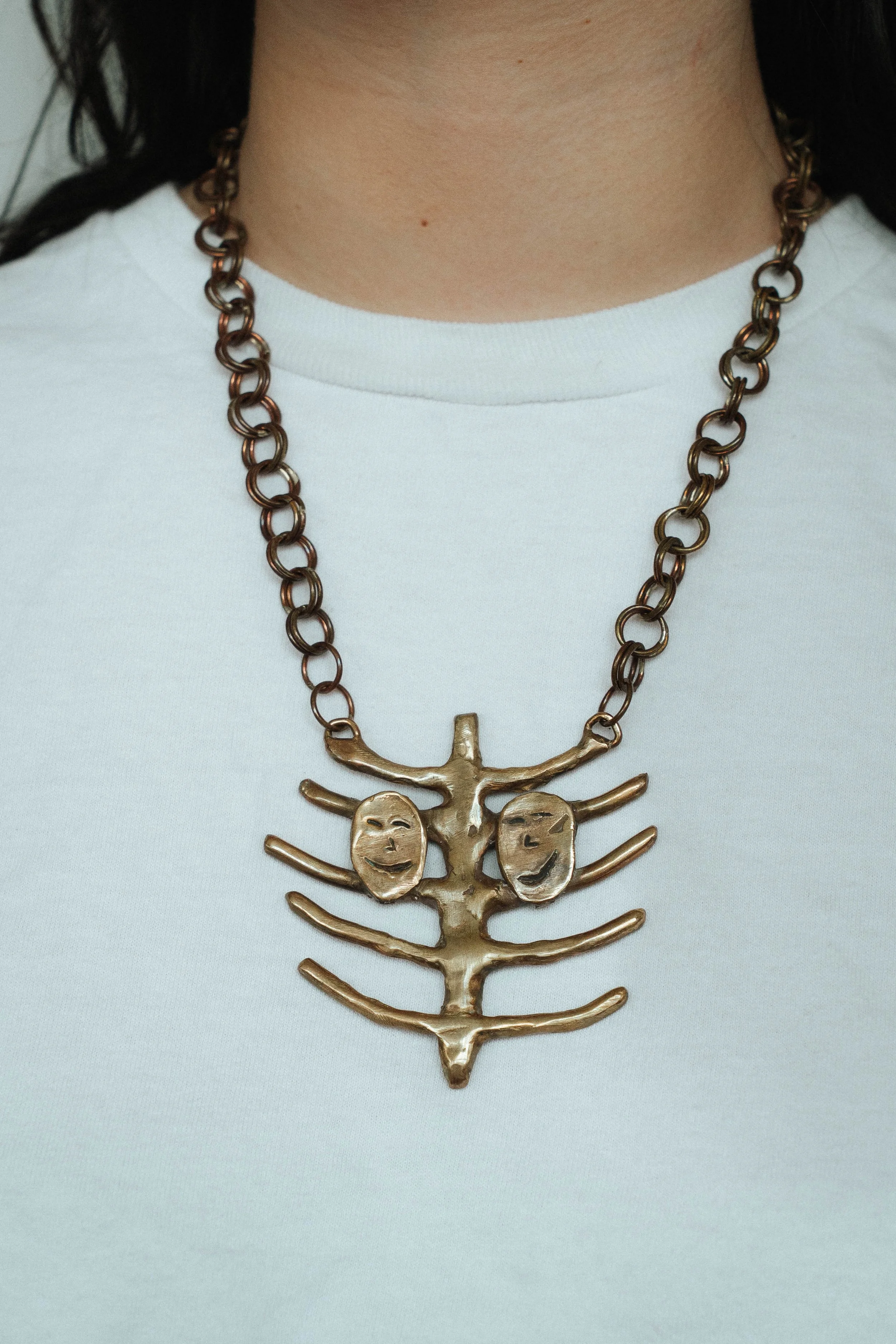 The smiling figures on the ribs showcase eternal friendship