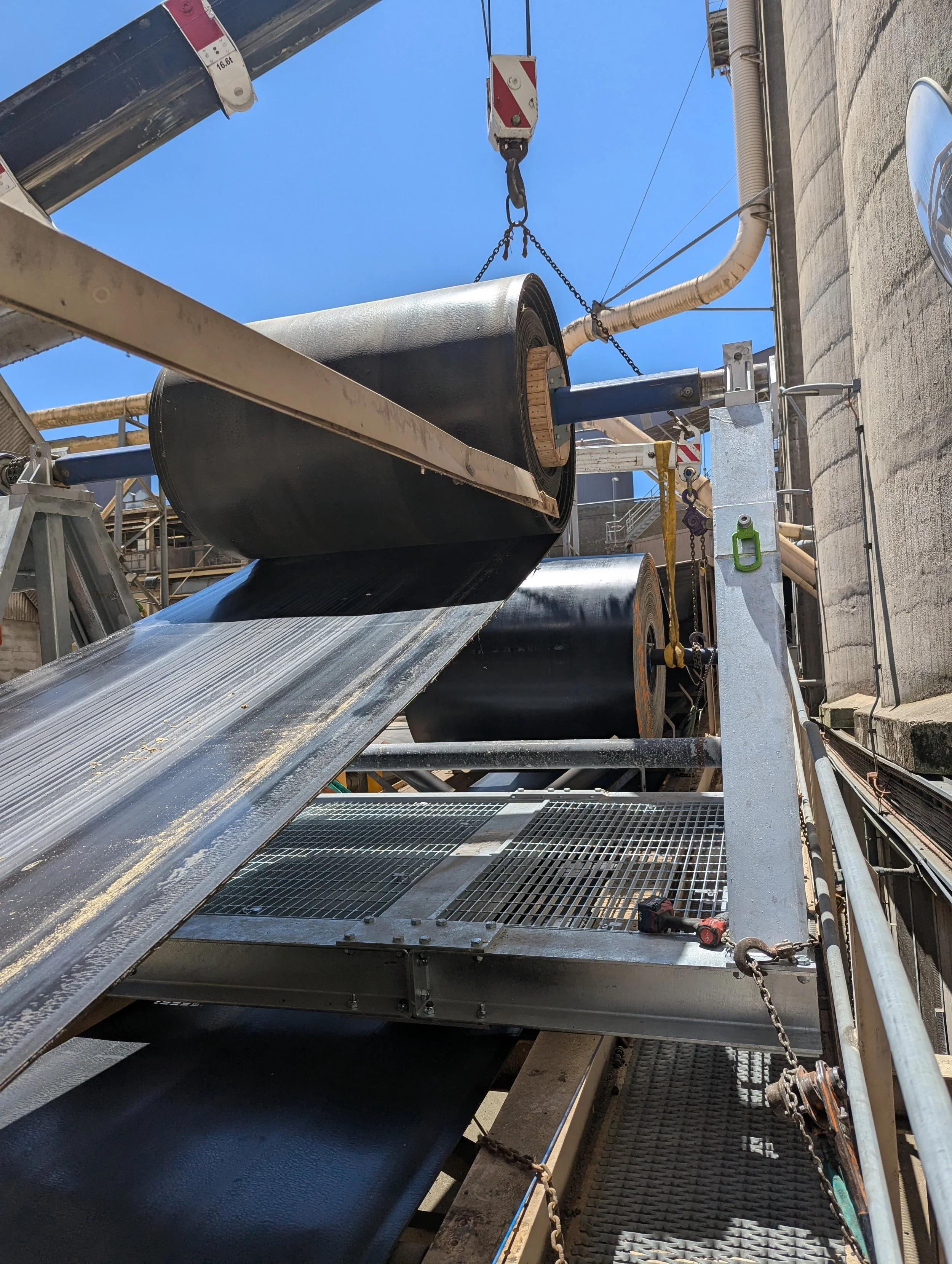 Blet change process with crane and winder