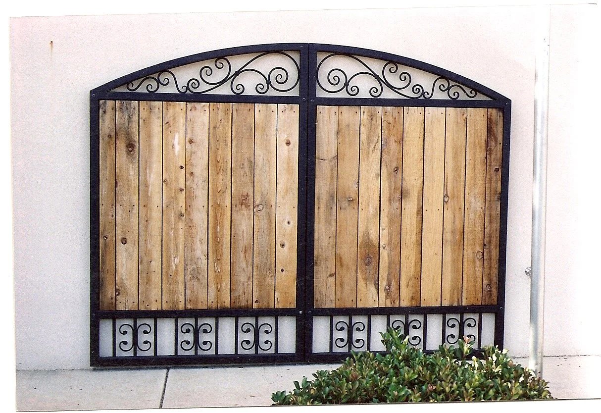 STEEL AND WOOD GATE - SACRAMENTO