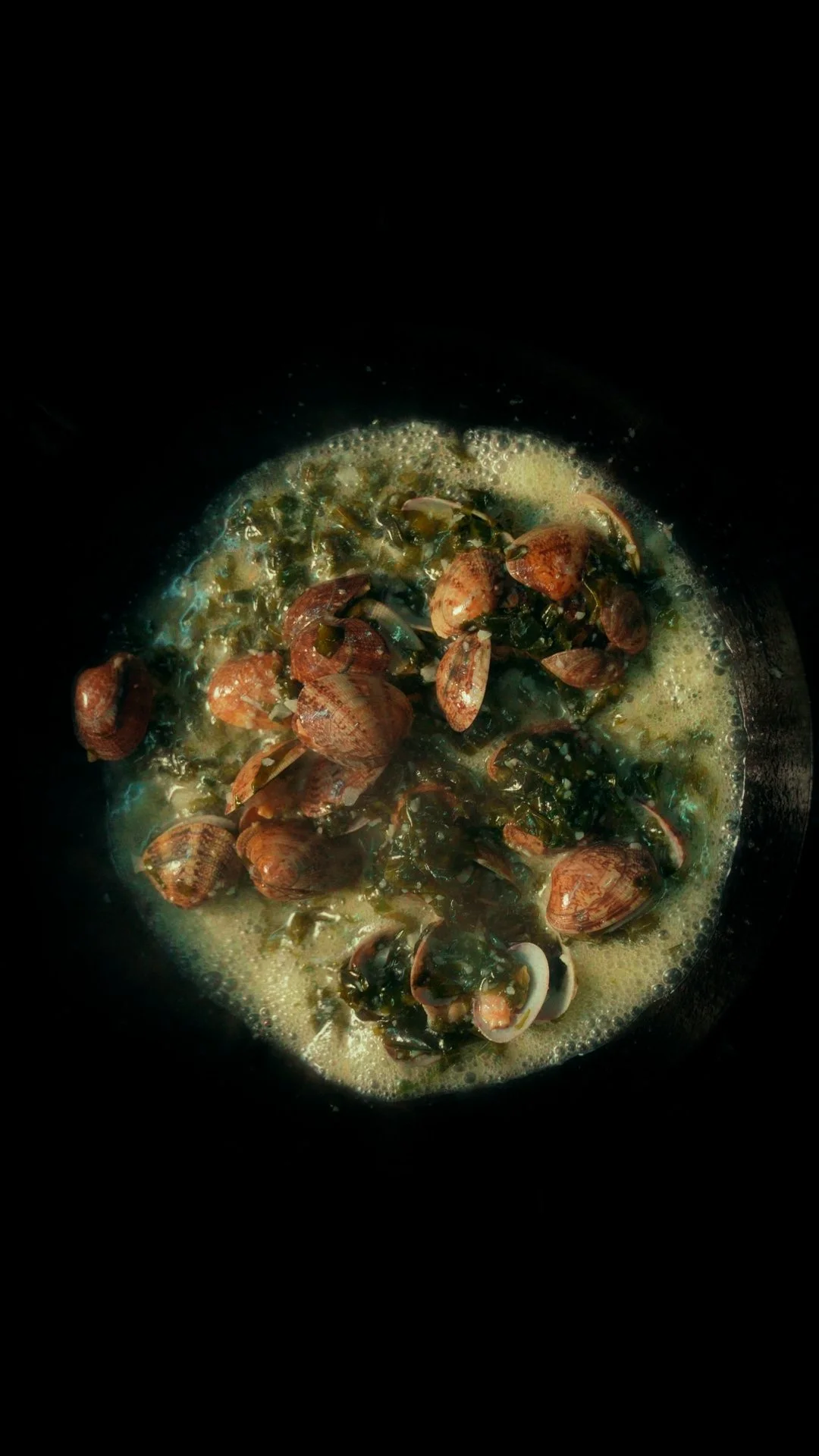 Cozido de mariscos sendo preparado na panela