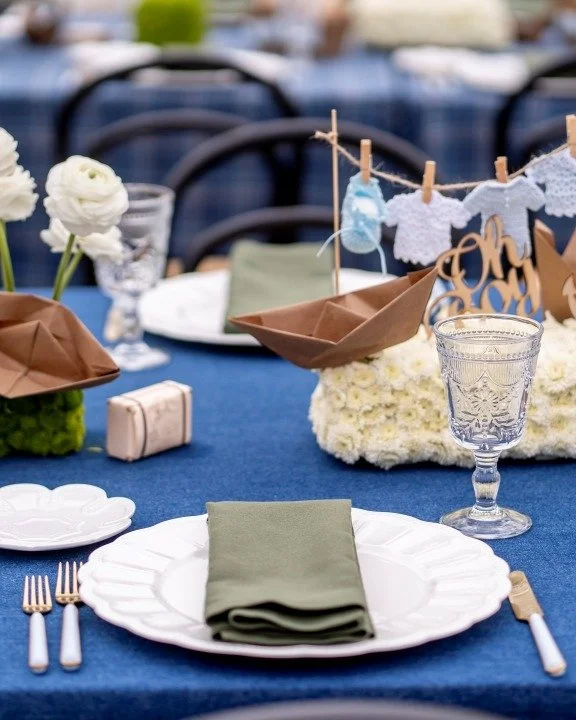 The beautiful chapters of life deserve a beautiful setting.

The shared anticipation.
The soft laughter.
The gathering of generations.

We don't just dress a table for a celebration.

We set the stage for your family&rsquo;s history.

Arte de la Mesa