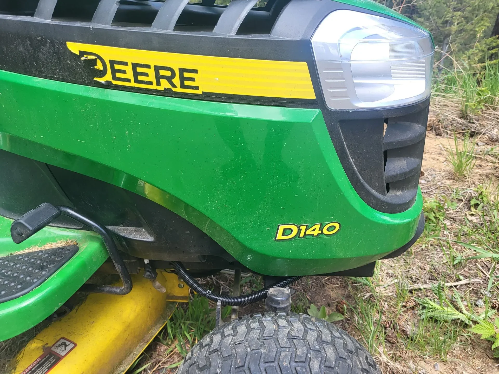 John Deere D140 lawn tractor
