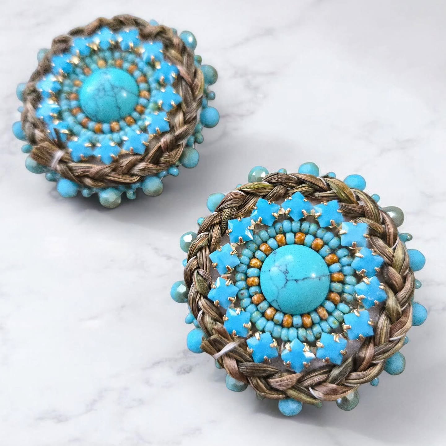 ***AVAILABLE***

Turquoise sweetgrass earrings featuring turquoise center cabochons, picasso seed beads and turquoise rhinestone banding. Set on 18k gold-plated fingernail posts.

Priced at $135 Canadian plus $15 shipping. Please dm me to purchase!