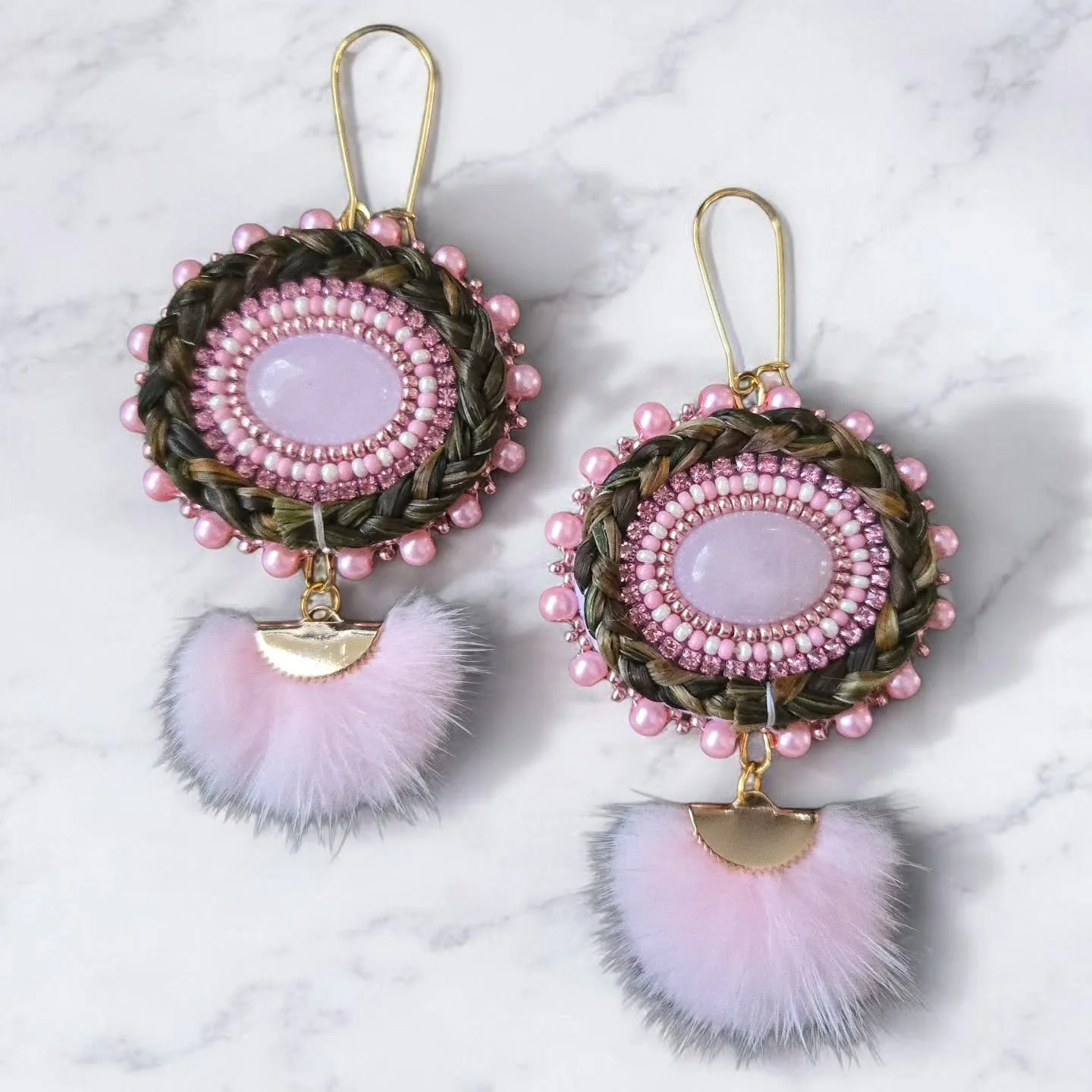 ***AVAILABLE***

Pink sweetgrass earrings featuring rose quartz center cabochons, pink rhinestone chain, glass pearl edging beads and mink fur drops. Set on 18k gold-plated kidney hooks.

Priced at $155 Canadian plus $15 shipping. Please dm me to pur