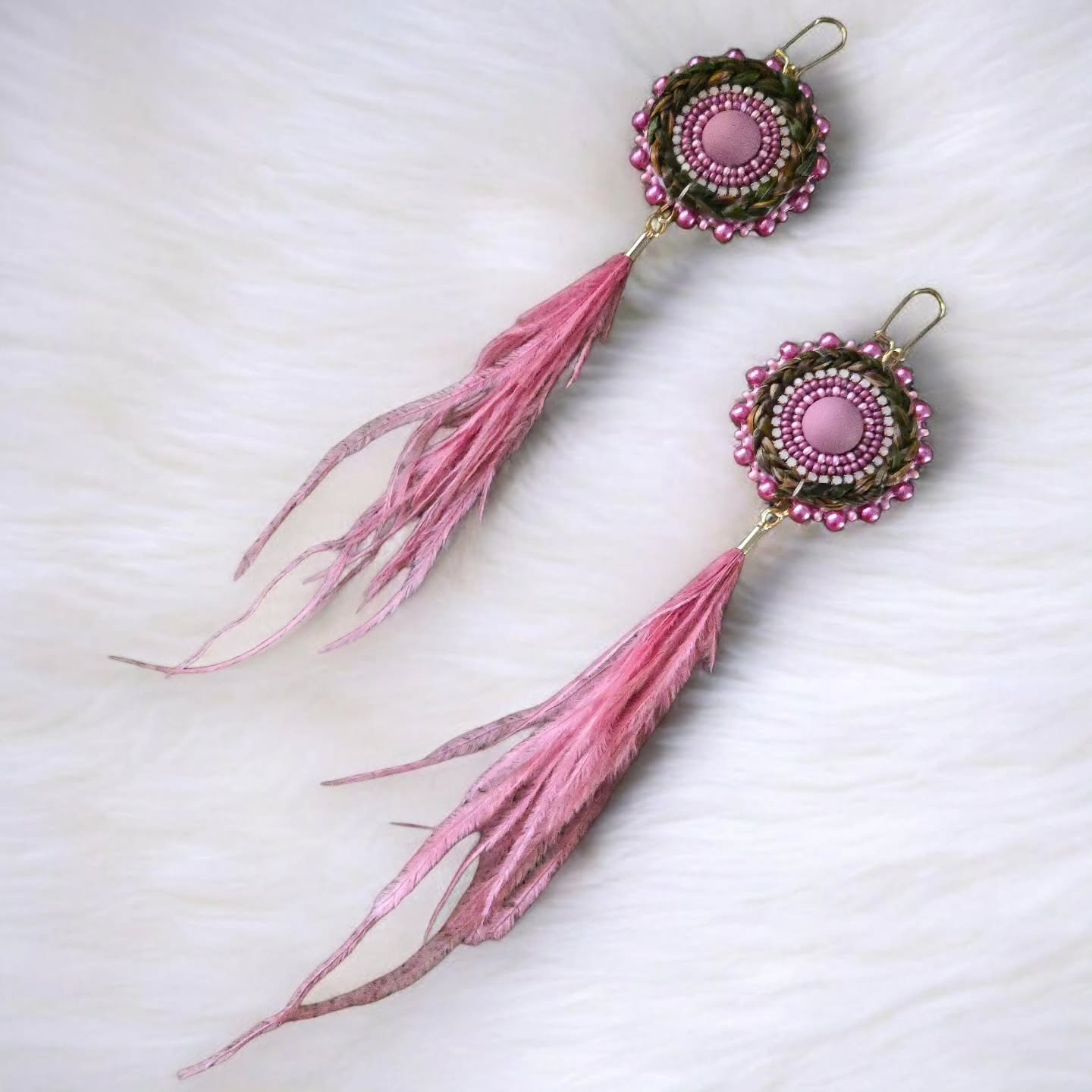 ***AVAILABLE***

Berry pink sweetgrass earrings featuring opal rhinestone chain and feather tassles. Set on 18k gold-plated kidney hooks.

Priced at $145 Canadian plus $15 shipping. Please dm me to purchase!