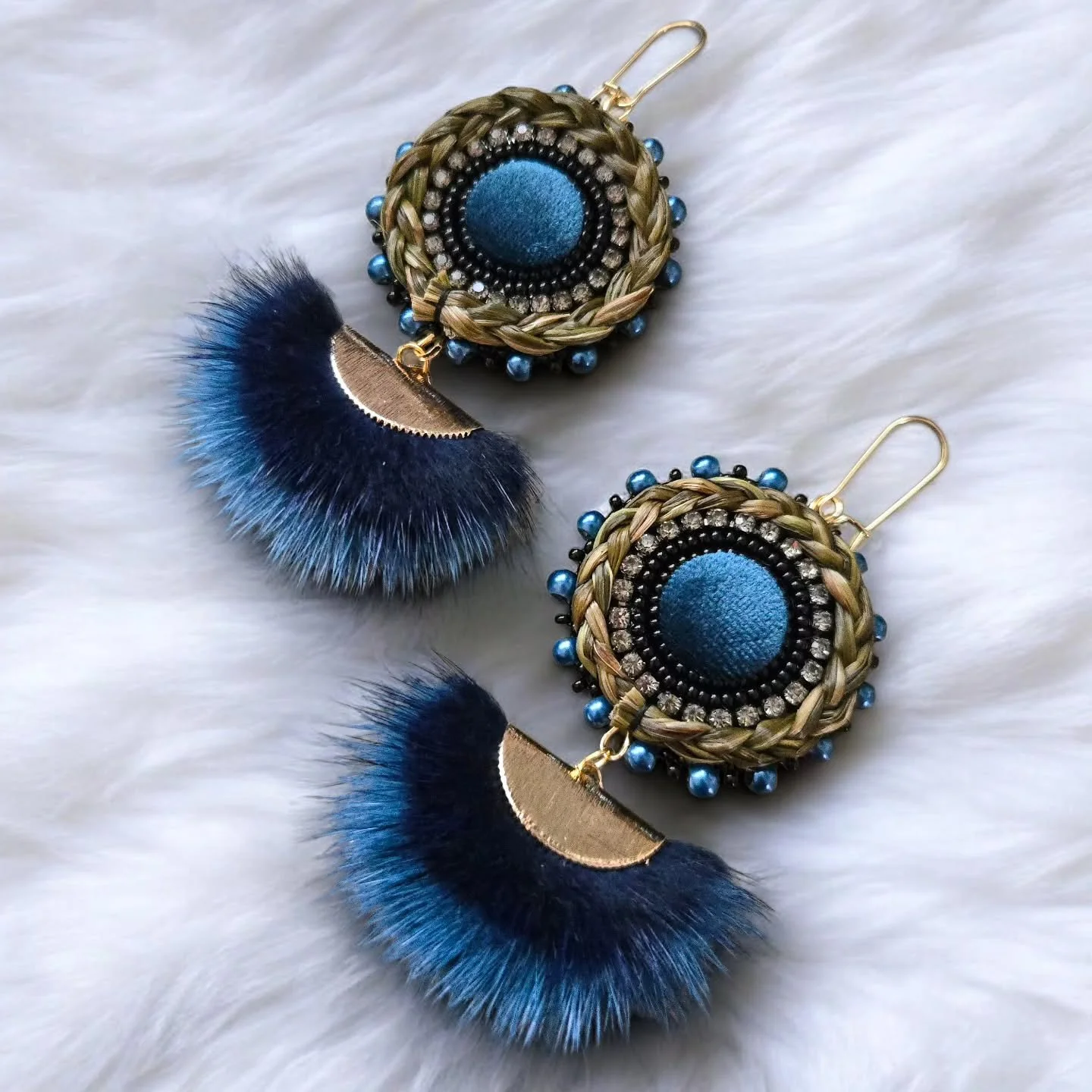 Another gala earring set that is available for purchase! $155 plus $20 shipping. Please dm me if interested 💙💙