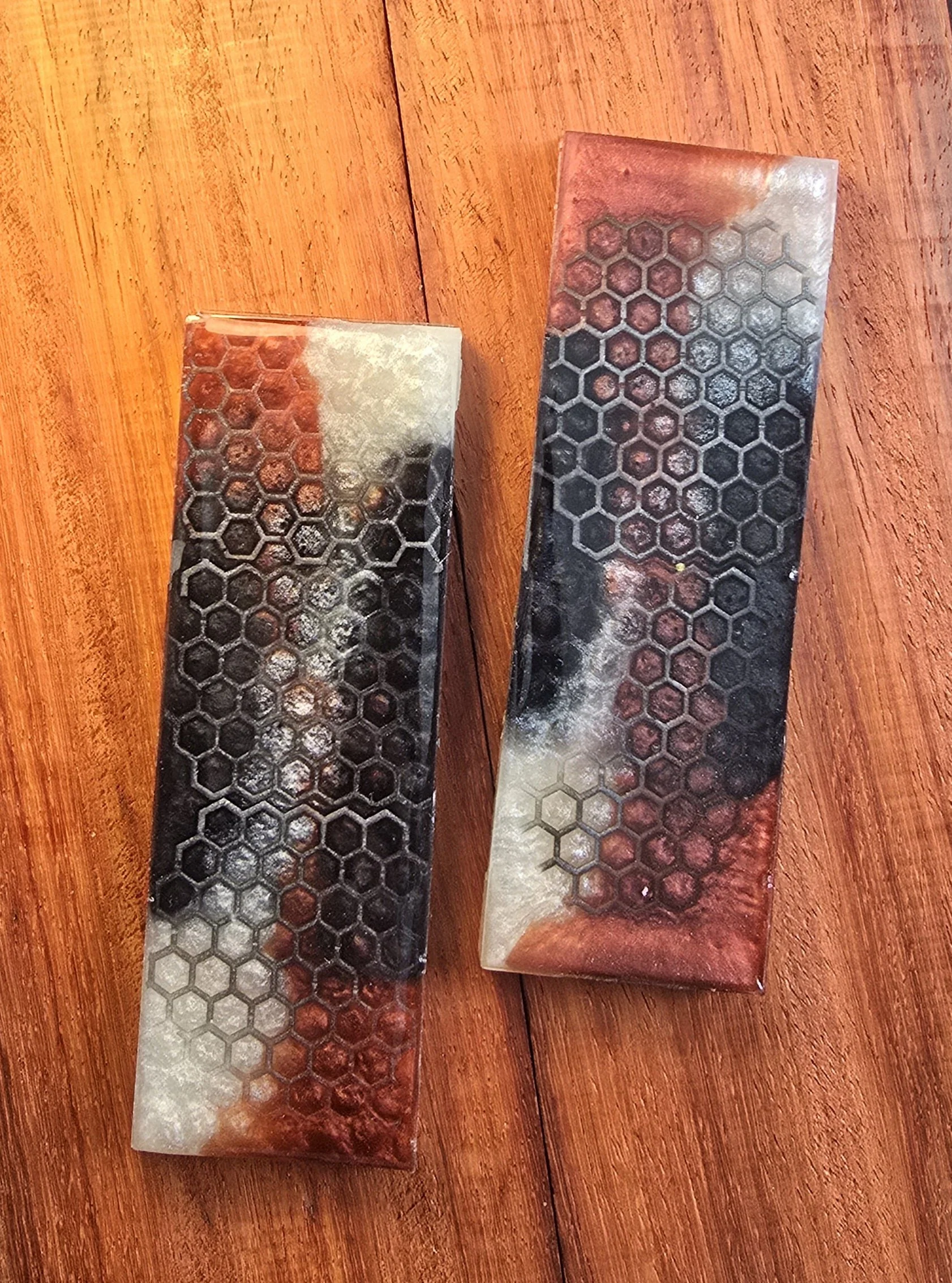 .4 x 2 x 6 IN. silver honeycombs in red black and pearl white resin knife scales