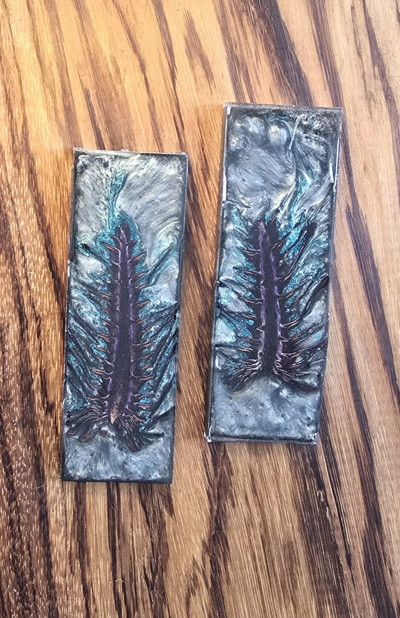 .4x2x6 inch PURPLE STABILIZED PINECONE with BLUE and SILVER PEARLESCENT RESIN KNIFE SCALESame