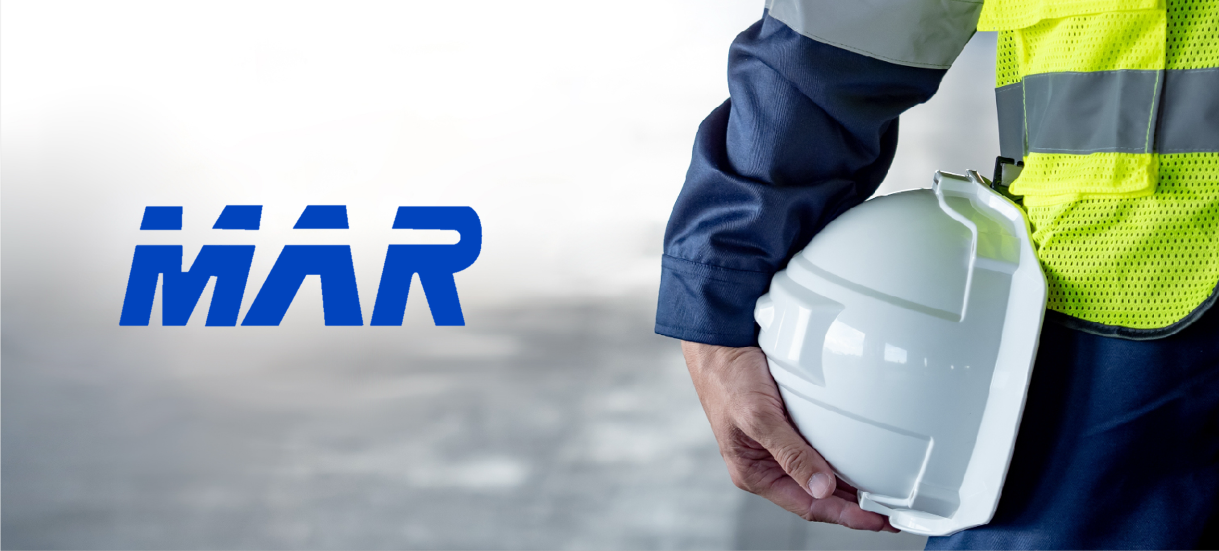 Persona con chaqueta de trabajo y chaleco de seguridad amarillos sostiene un casco de construcción en la mano, fondo difuminado y texto en azul que dice 'MAR'.