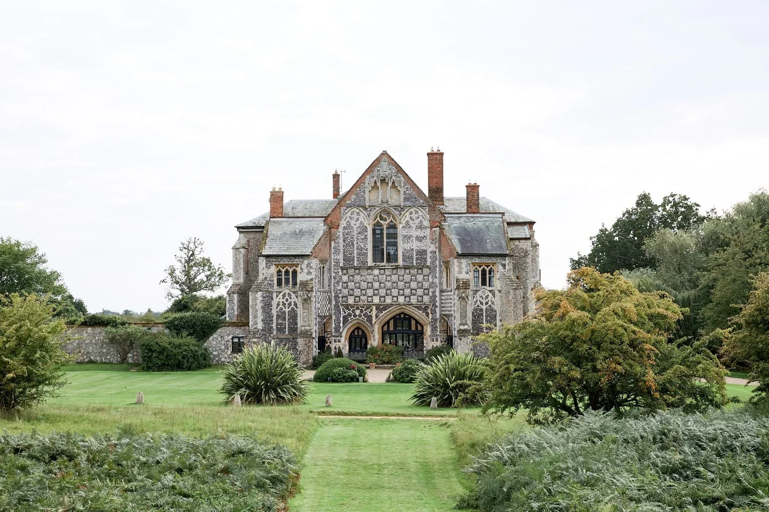 Wedding venue in suffolk, Butley Priory, Suffolk wedding content creator