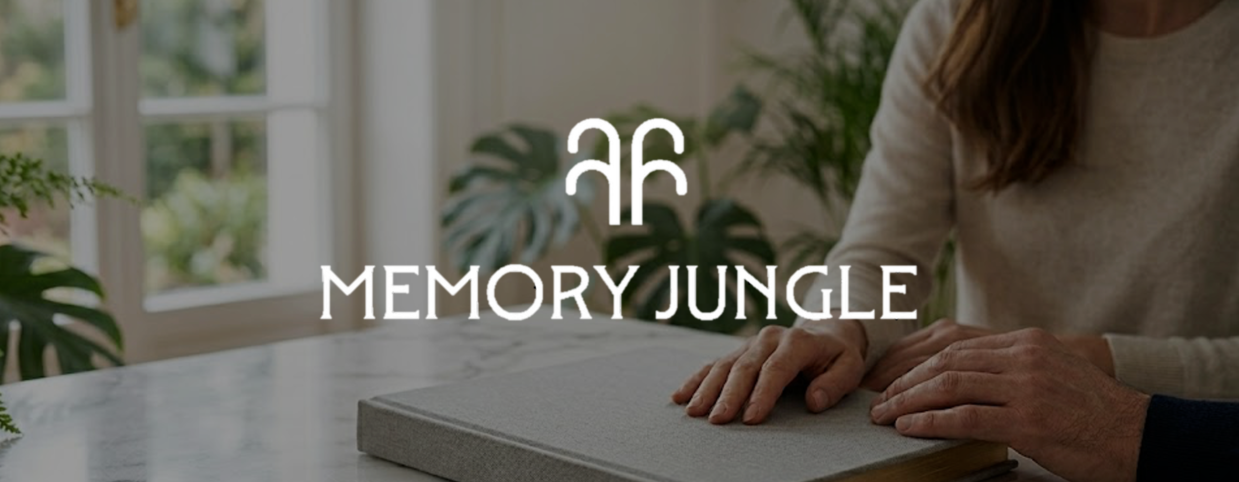 Ein Bild mit dem Text '26 Memory Jungle', im Hintergrund eine Frau, die ein Buch auf einem Tisch berührt, umgeben von Pflanzen in einem hellen Raum.