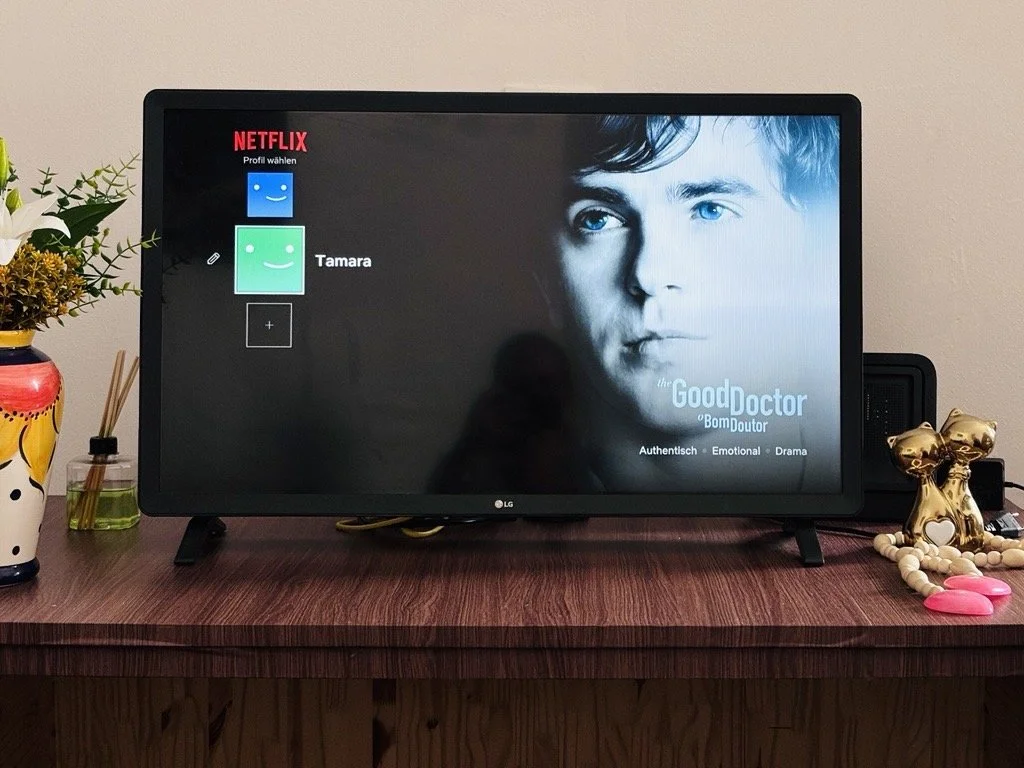 Smart-TV auf einer Kommode mit Tamaras Profil und dem Vorschlag "The Good Doctor"