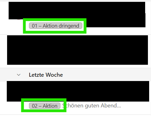 Screenshot: Outlook (fast alles geschwärzt) mit hervorgehobenen Kategorien "01 - Aktion dringend" und "02 - Aktion" als Veranschaulichung des im Text genannten Prompts