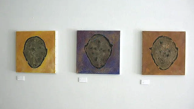 Trois têtes, cendres et pigments sur toile, 40 x 40 cm