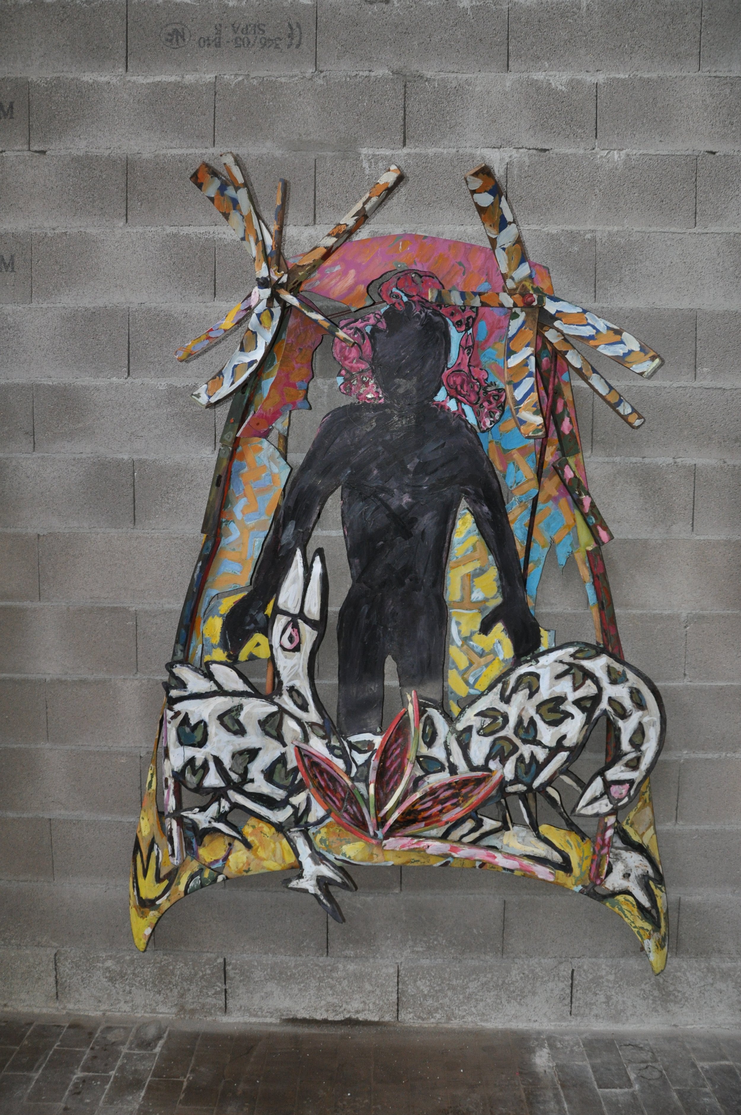 Deux poules et une silhouette, Capot de DS et peinture, 120 x 180 cm