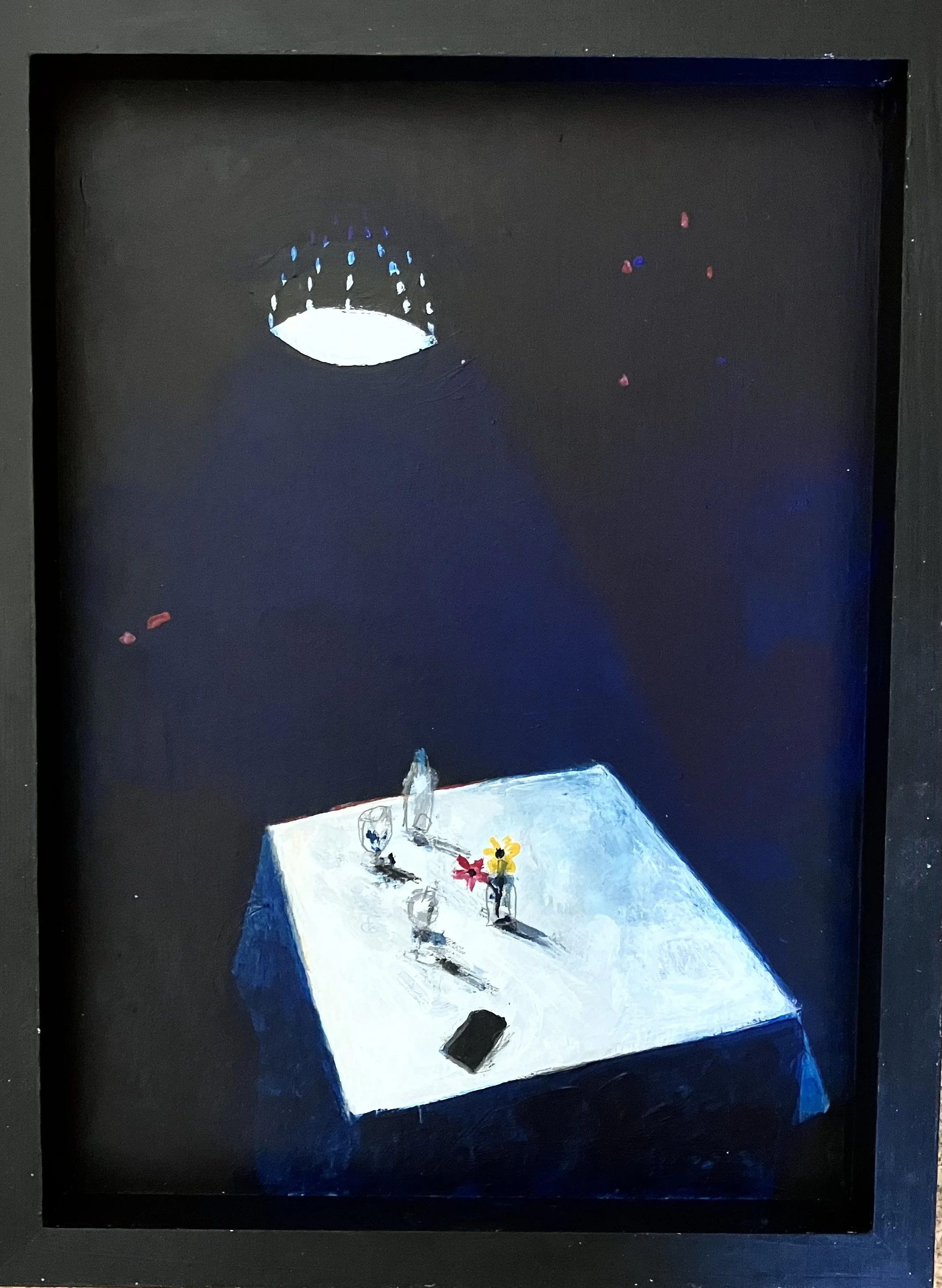 Painting of a table with a mobile phone and two glasses, one with yellow flowers and the other with red flowers, illuminated by a bright overhead light against a dark background.