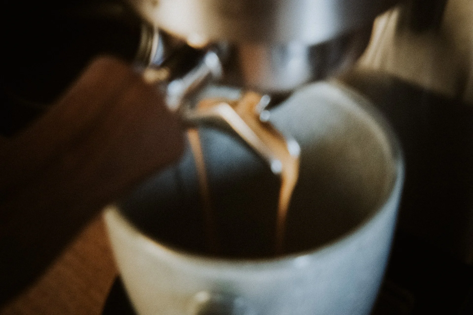 Ein Kaffee in der Unschärfe
