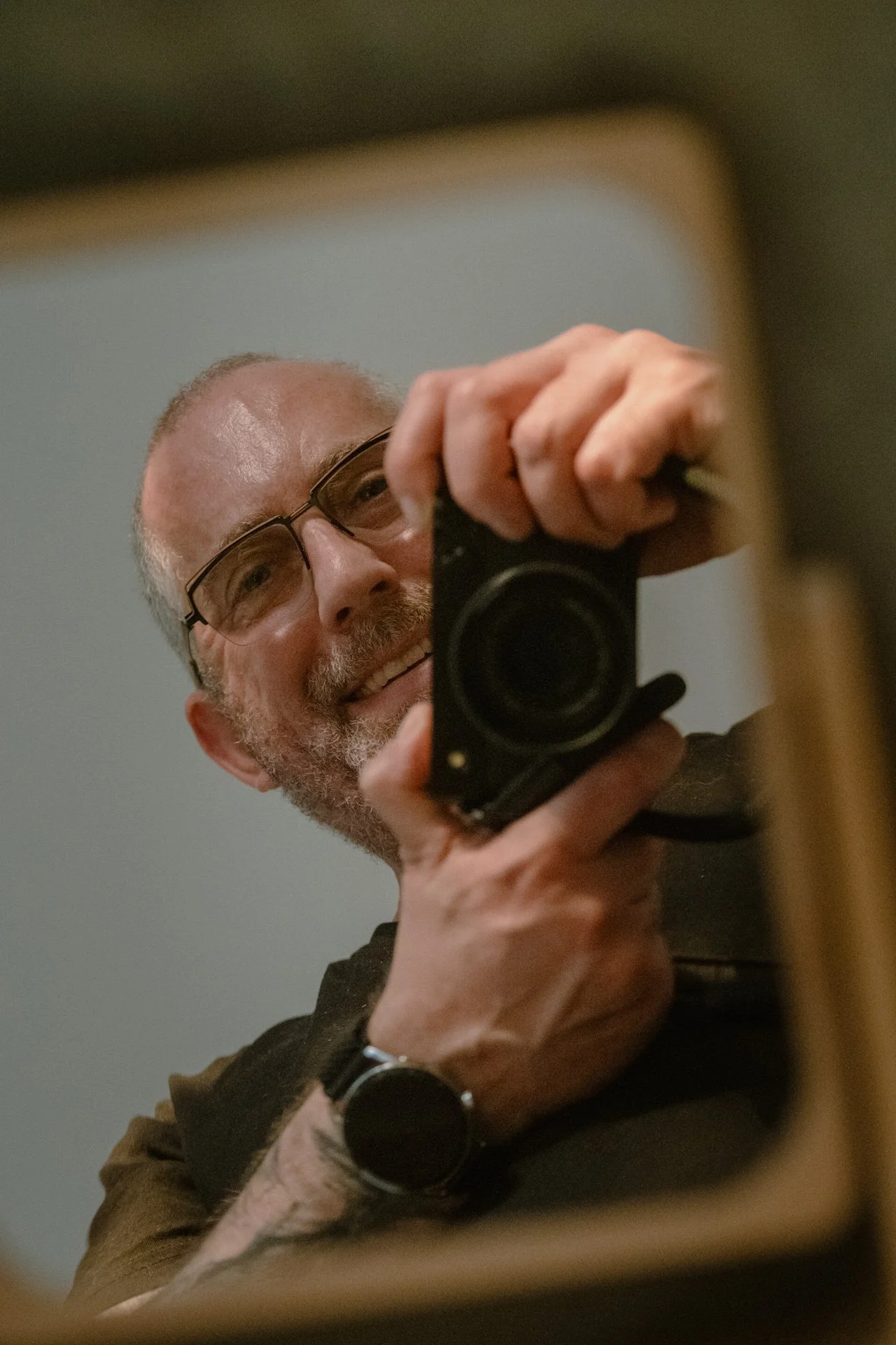 Andreas Christiansen, Fotograf, mit Kamera im Spiegelselbstportrait