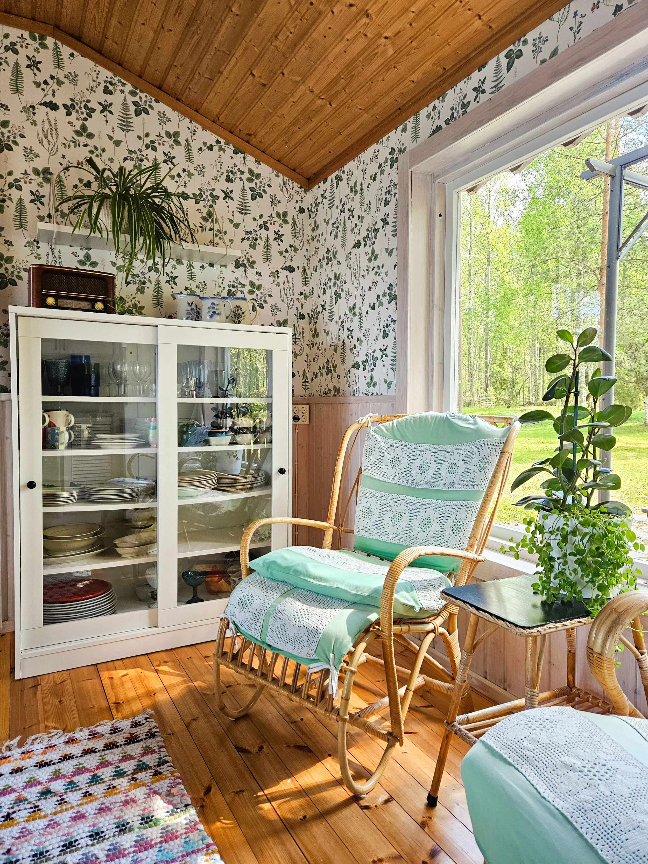 Kesäkeittiö, vitriini, rottinkituoli.
