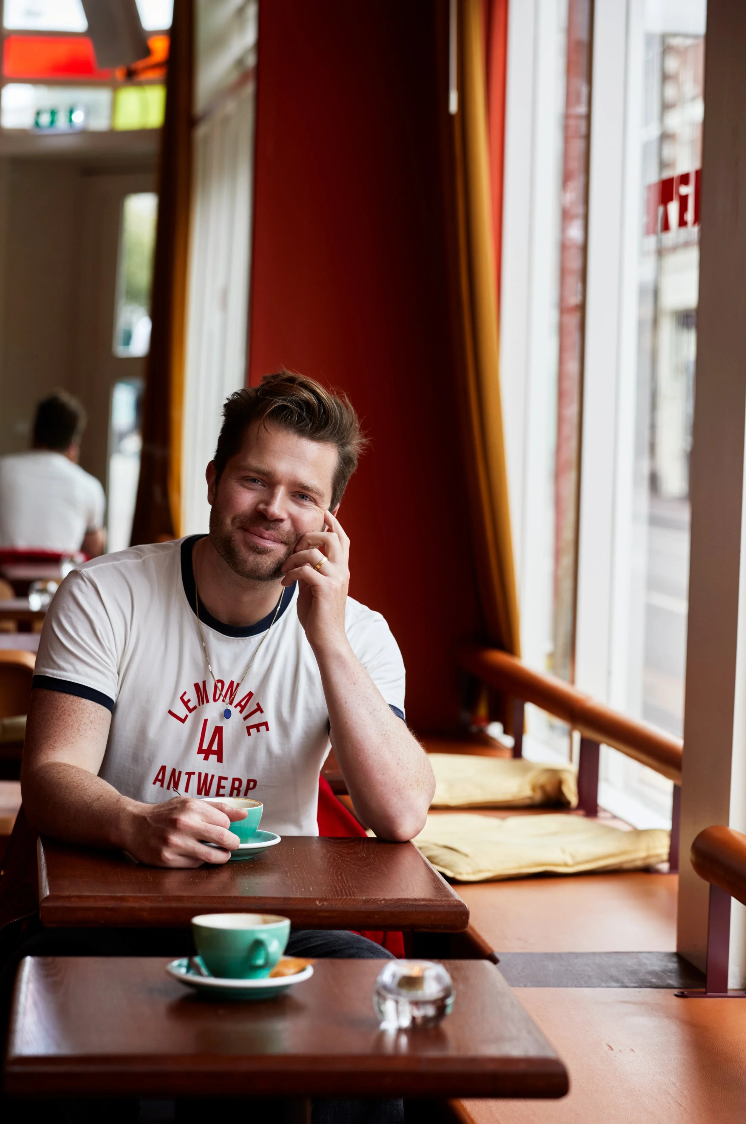Cook book auteur Bas Robben sitting in a cafe talking about his cook book
