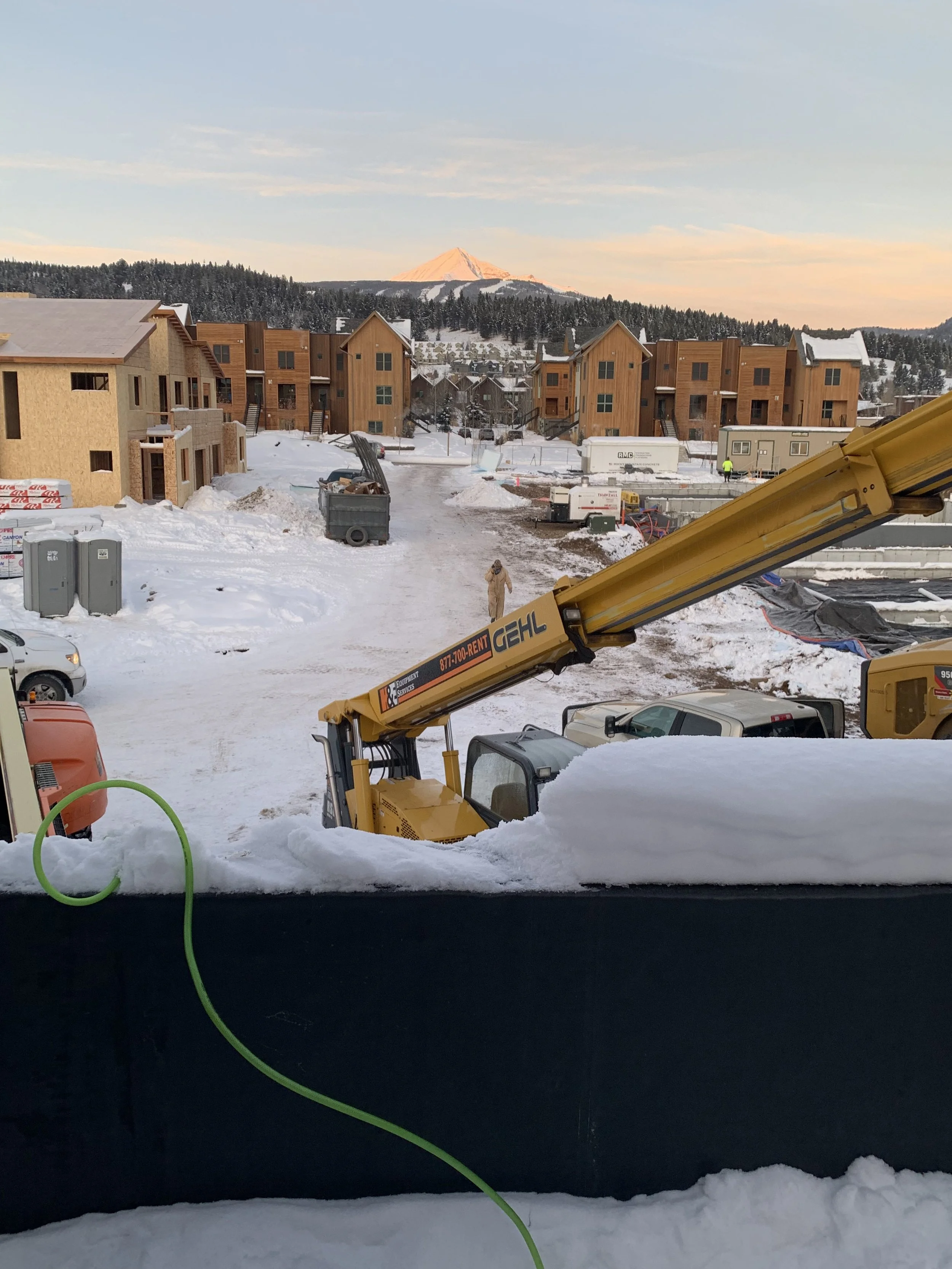 sprengeler-construction-winter-construction-site-equipment-homes.jpeg