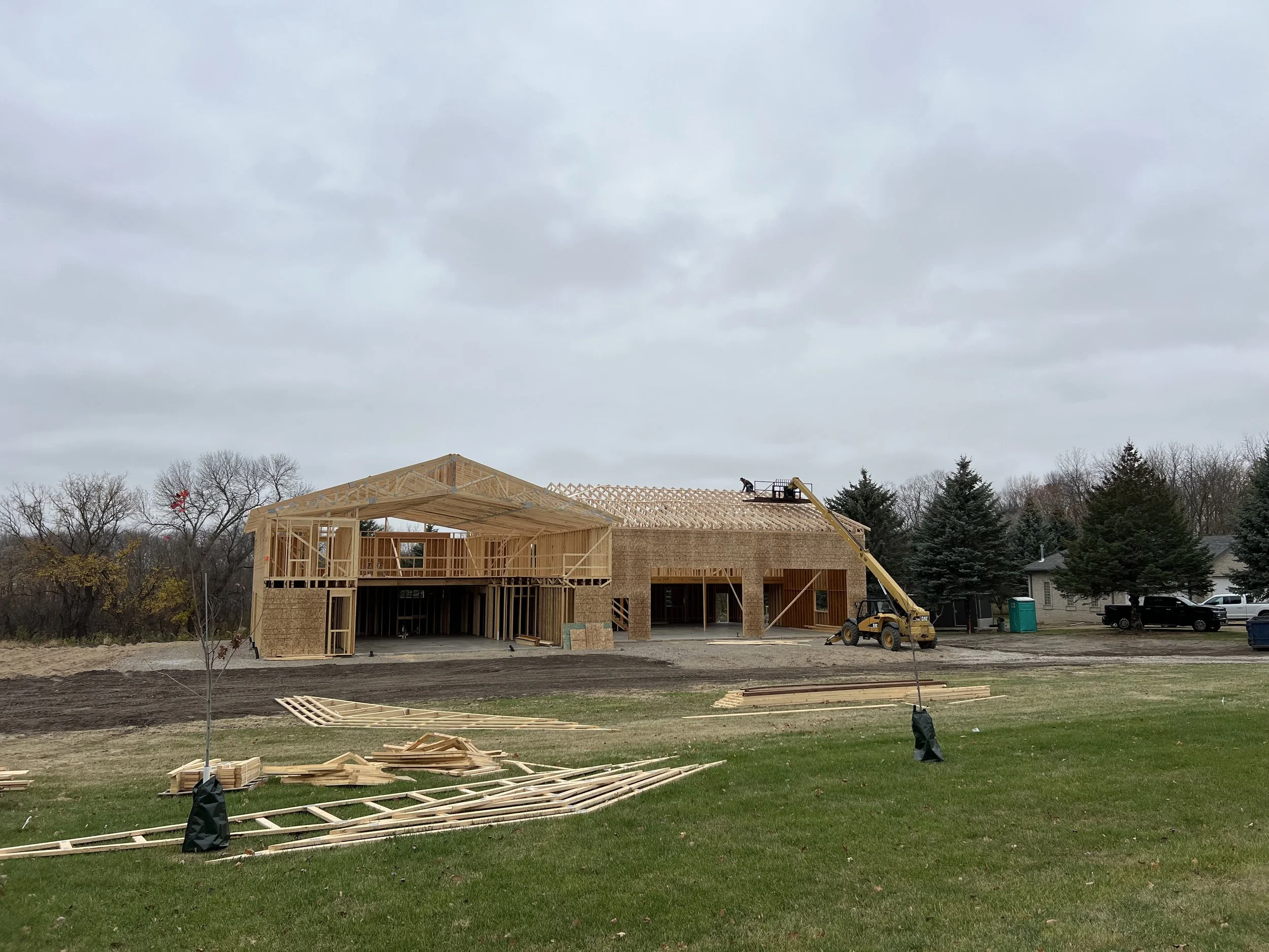 25 sprengeler-construction-barndominium-panorama-loft-framing.jpeg