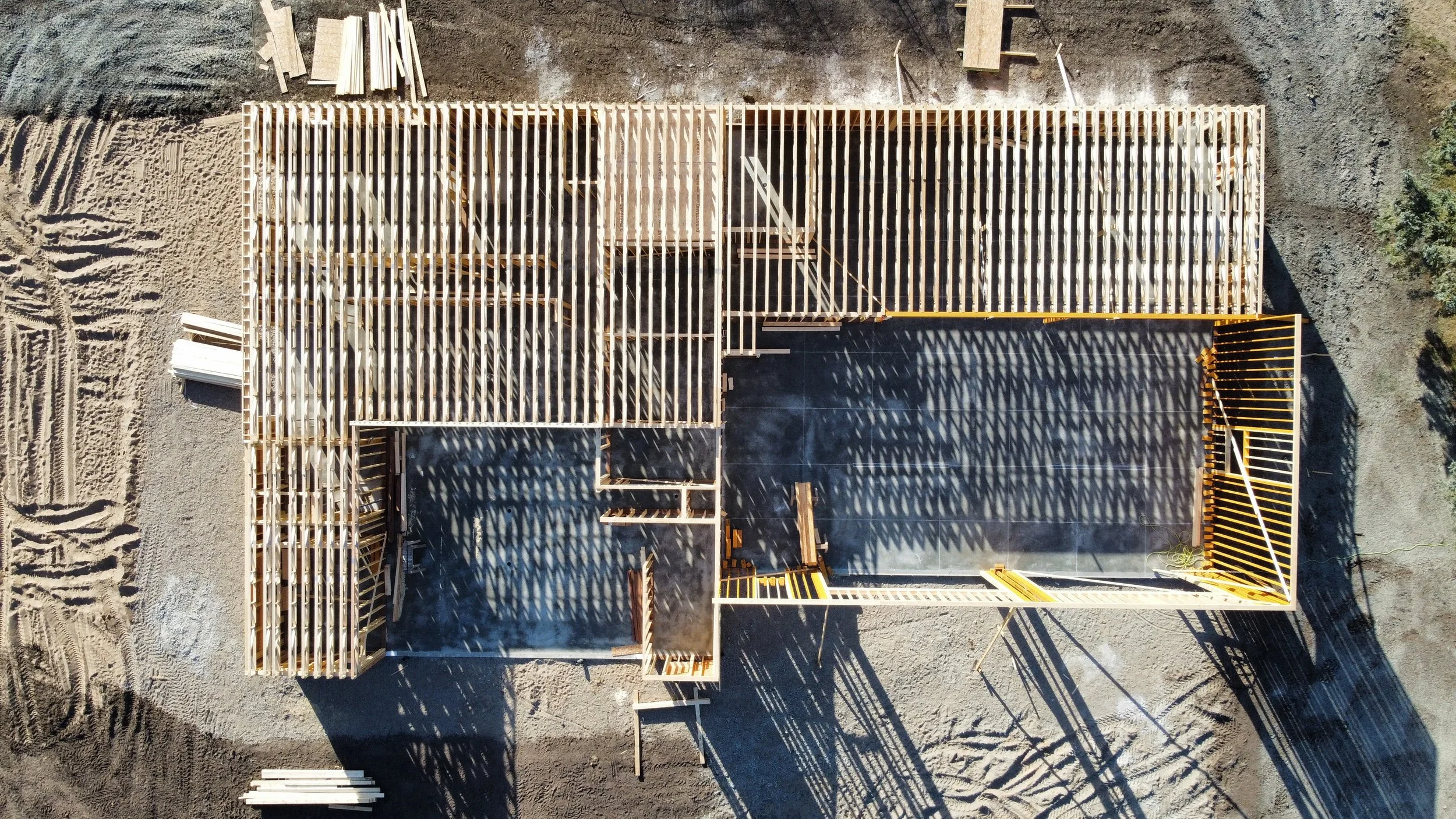 19 sprengeler-construction-barndominium-overhead-roof-framing-progress.JPG