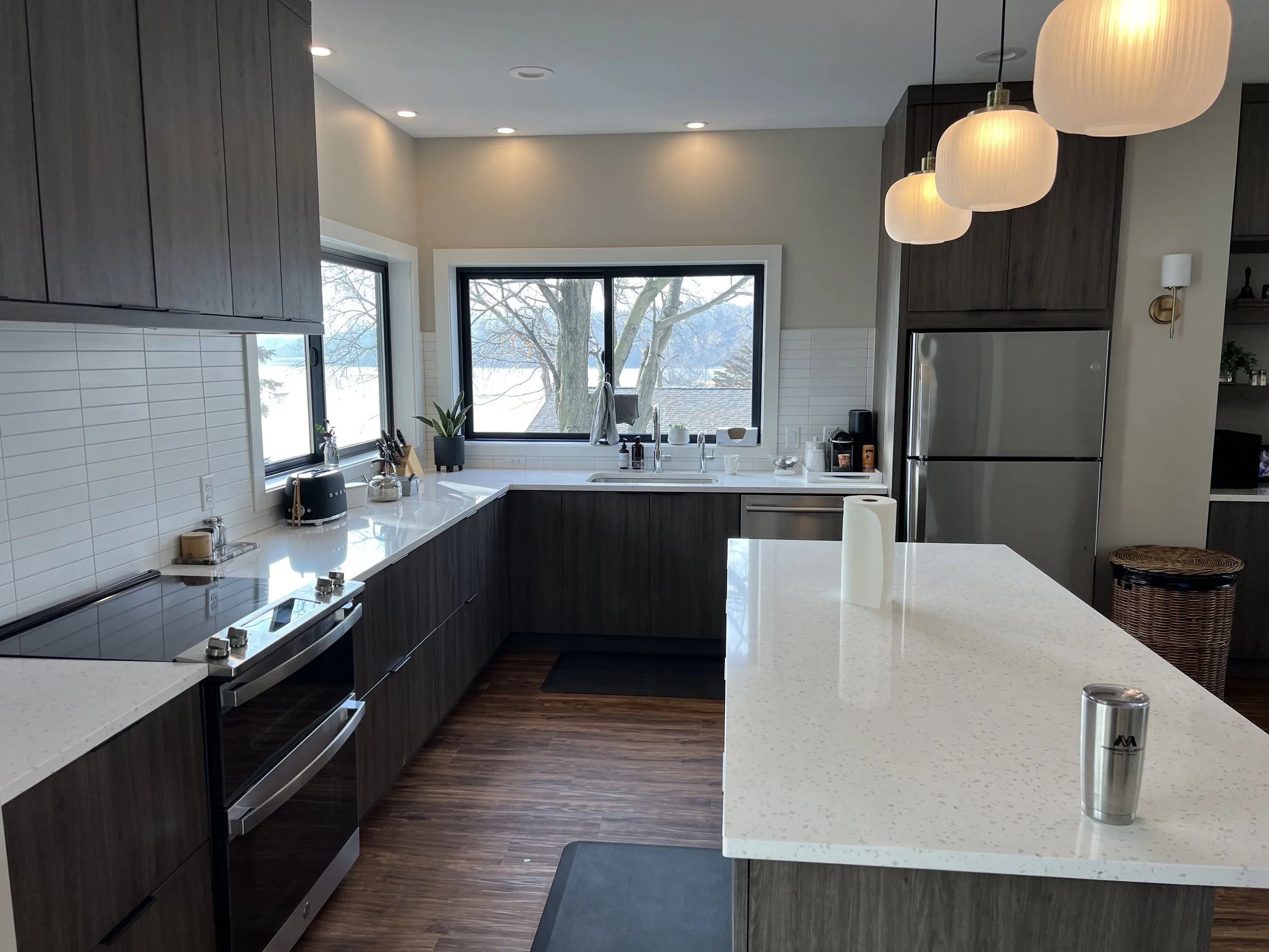 14 modern-kitchen-island-quartz-countertops-lake-view.jpeg