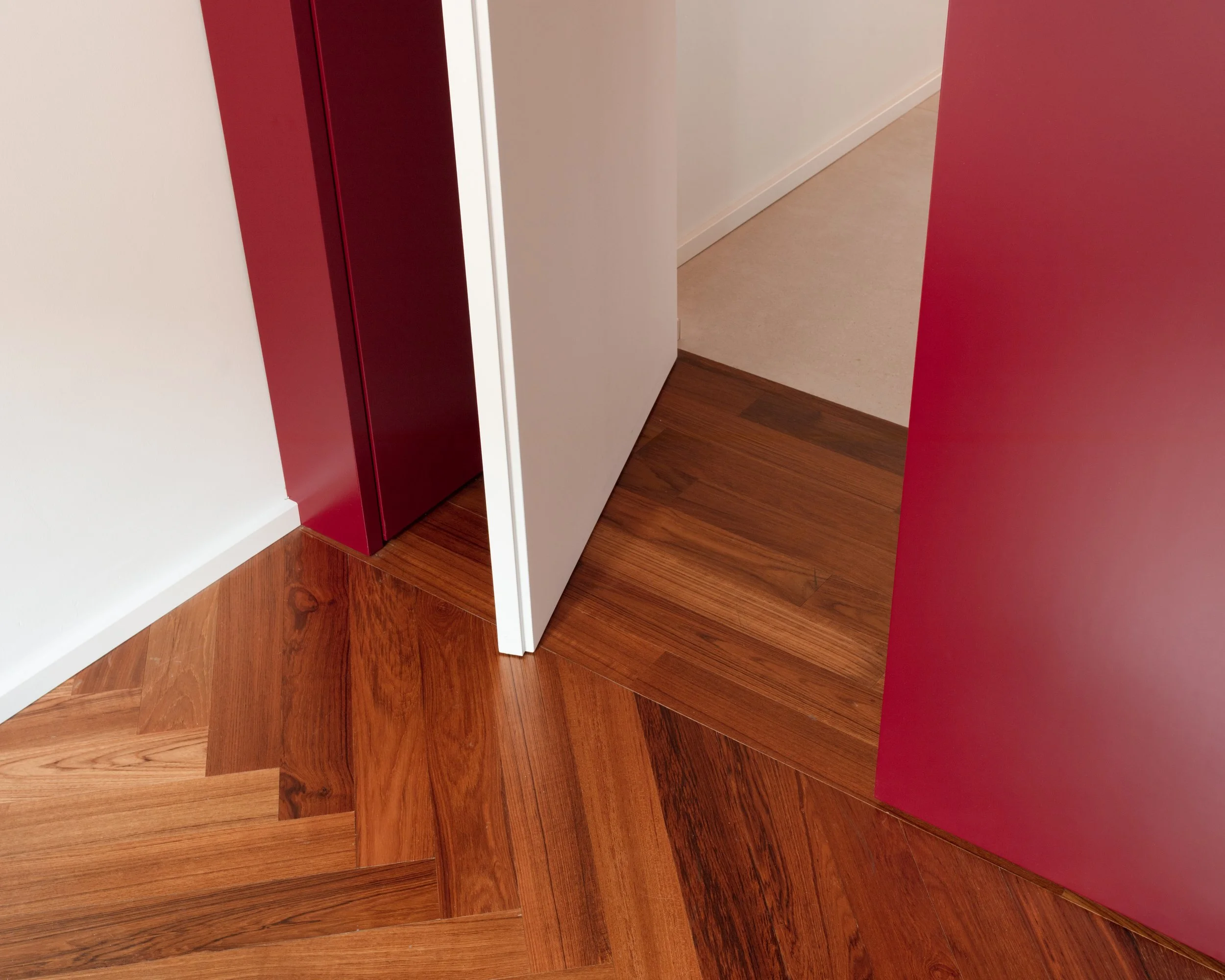 red-furniture armadio rosso design parquet spina pesce