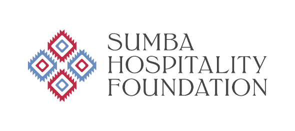 Logotipo da Fundação Sumba Hospitality, com símbolo geométrico colorido ao lado do nome da organização em letras pretas.