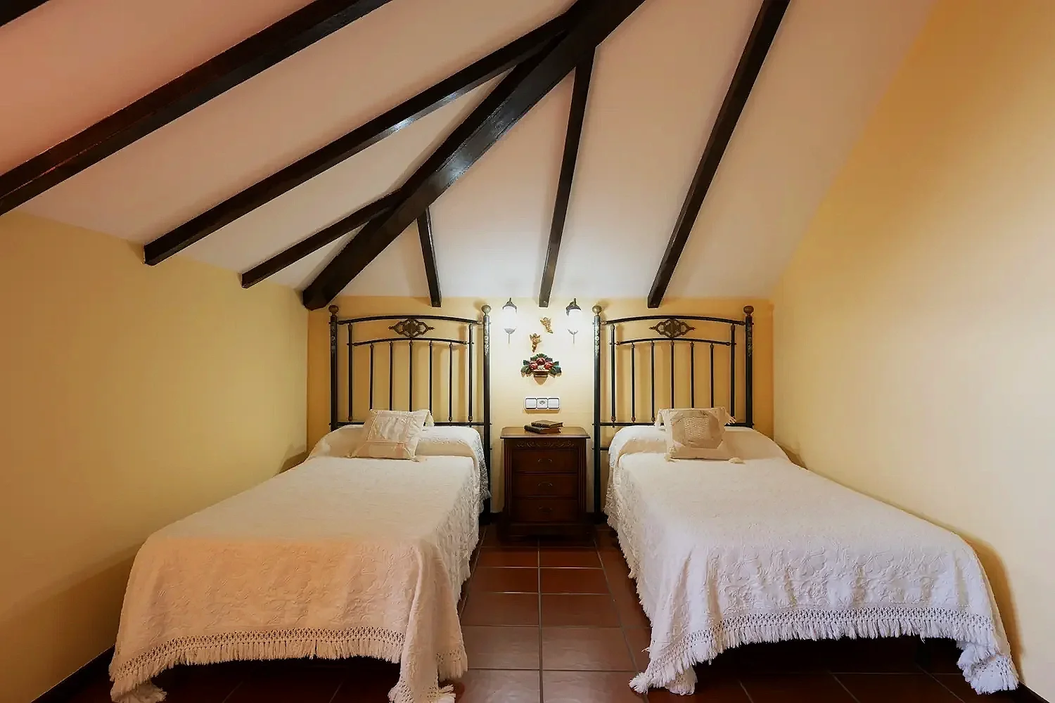 The Investigator Duo (Twin Room) | 2nd Edition