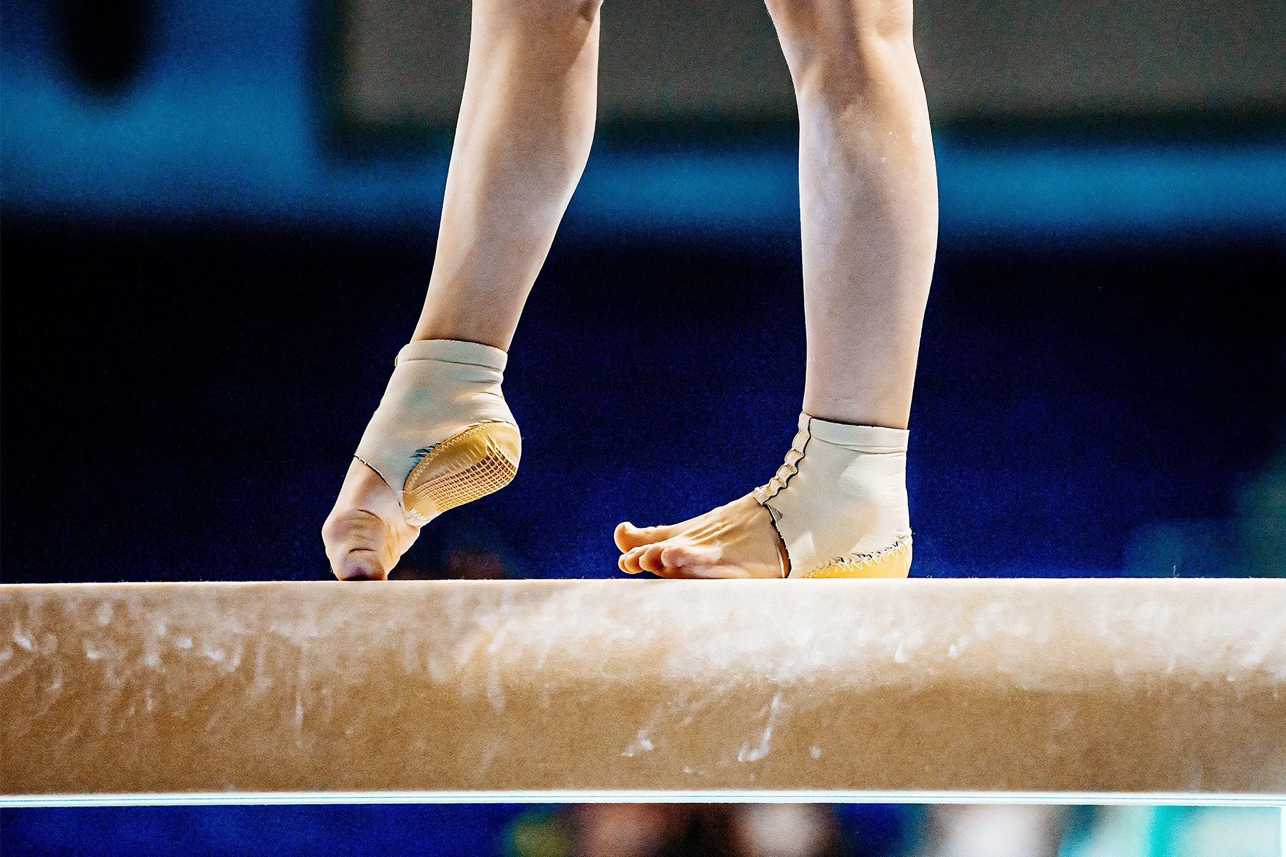close-up-legs-female-gymnast-step-on-balance-beam-2026-01-07-23-52-41-utc.jpg