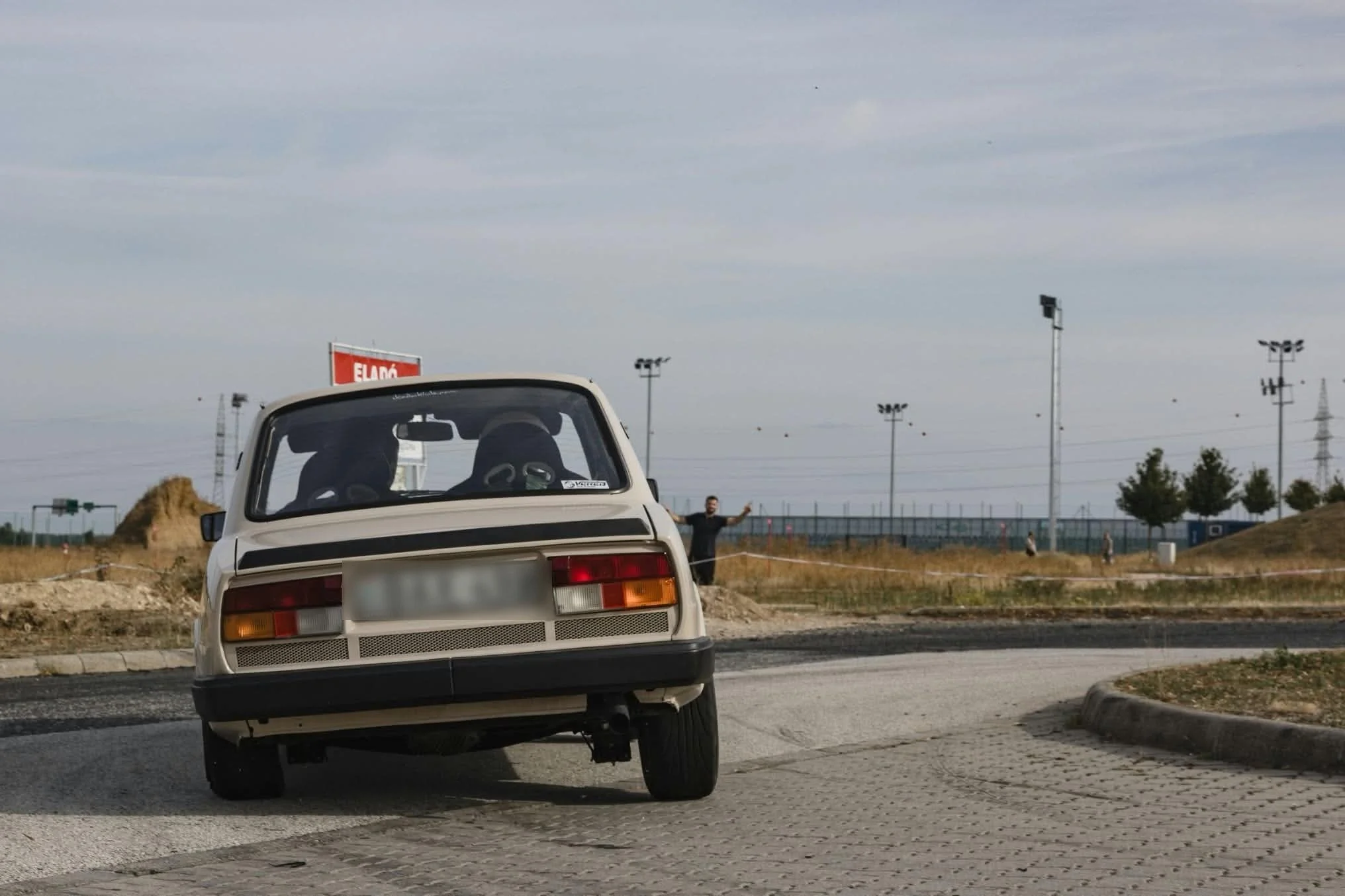 a5ef4938-5ccc-4d29-983f-5dc15a3e555f-blurred.jpg