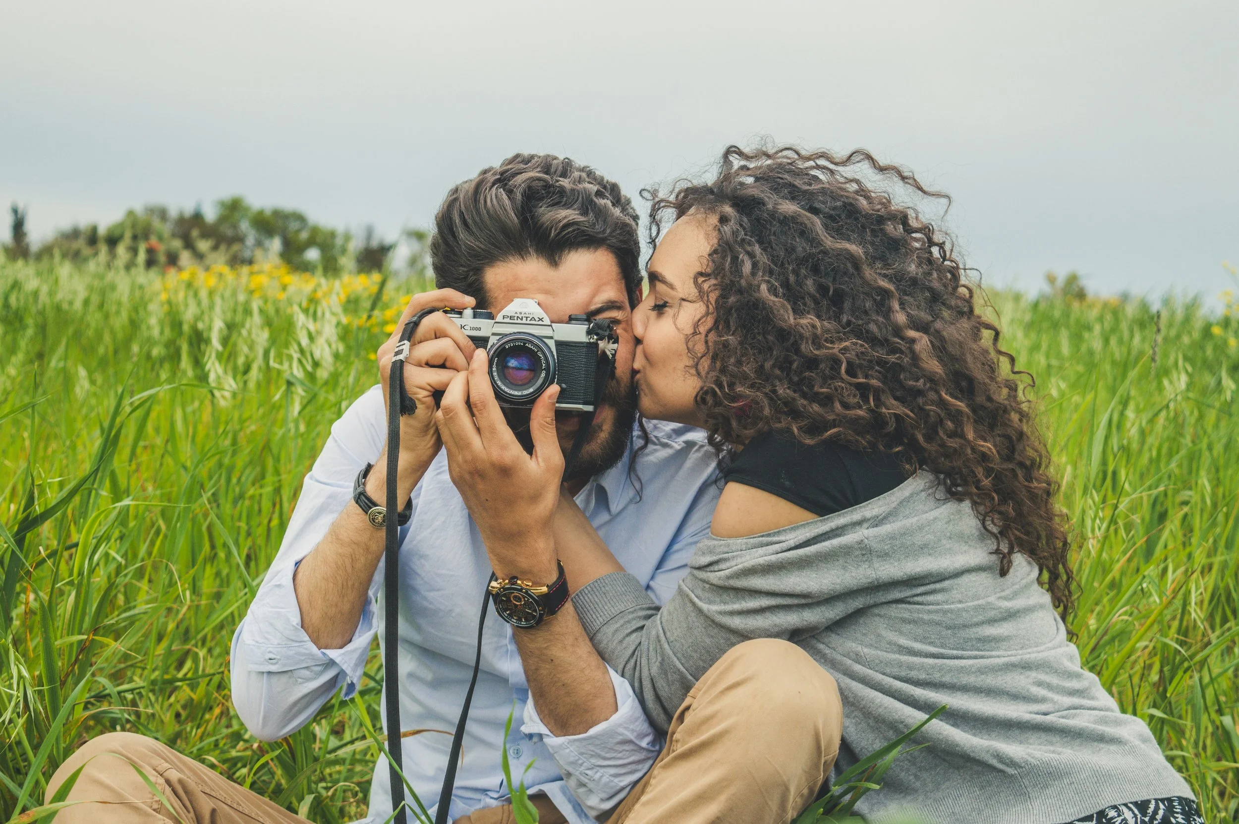 Comment s'habiller pour une séance photo couple ? Le guide complet pour des photos intemporelles
