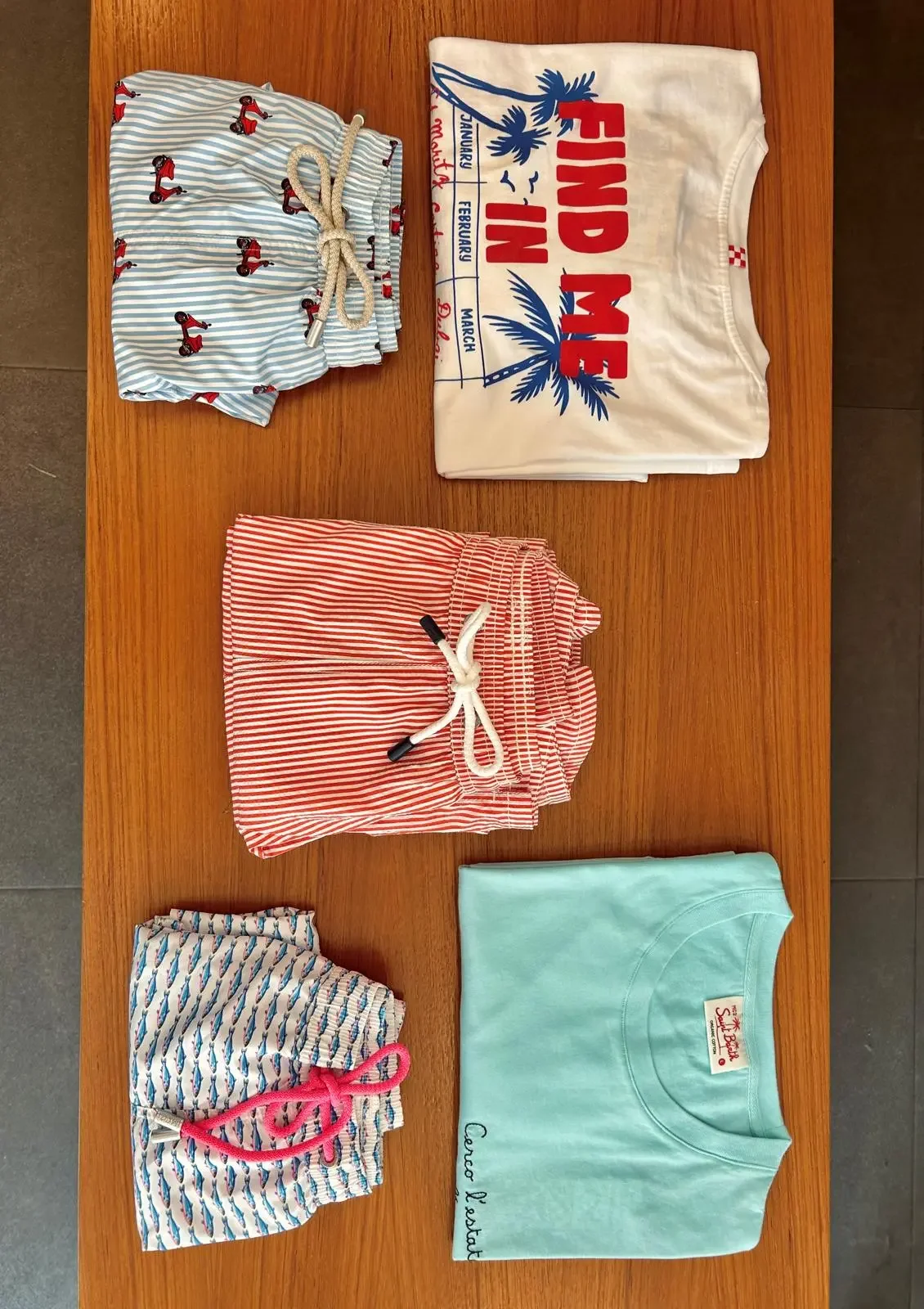 Scopri la nostra vivace collezione estiva da uomo: pantaloncini da bagno a righe (con scooter) e a fantasia, t-shirt grafiche con palme e un comodo maglietta verde menta firmata Saint Barth.