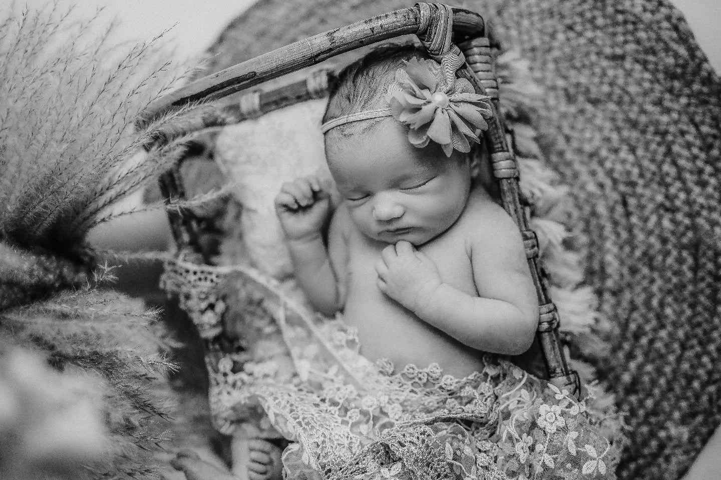 Beautiful little darling and her wonderful family! ❤️📷🌸 

https://tunnelvisionstudios.co.uk/newborns-and-babies