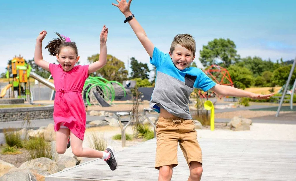 avalon-park_playground_two-kids-jumping-in-air__FocusFillWyIwLjAwIiwiMC4wMCIsMTAxNSw2MjBd.jpg