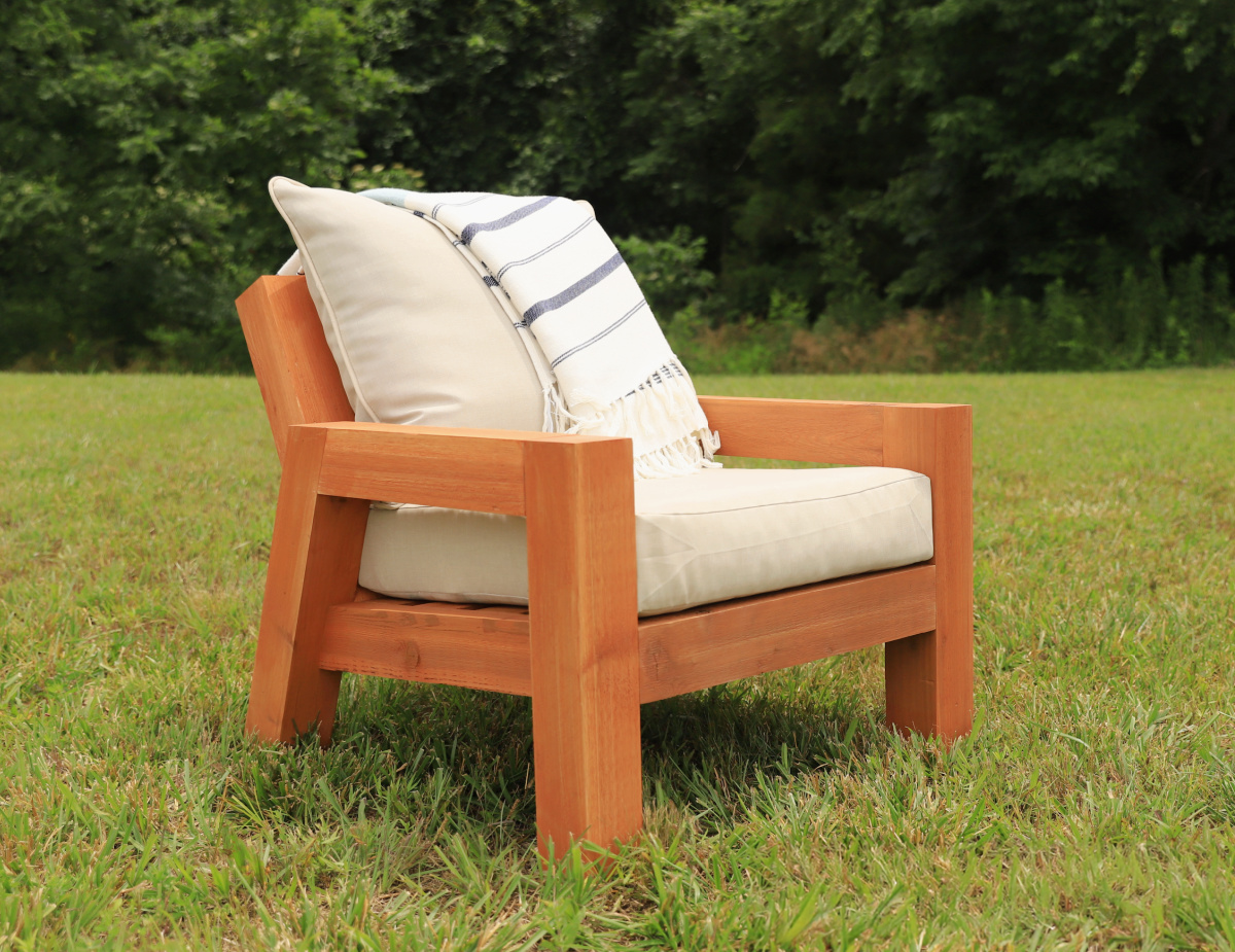 DIY-outdoor-chair-with-cushion-small.png