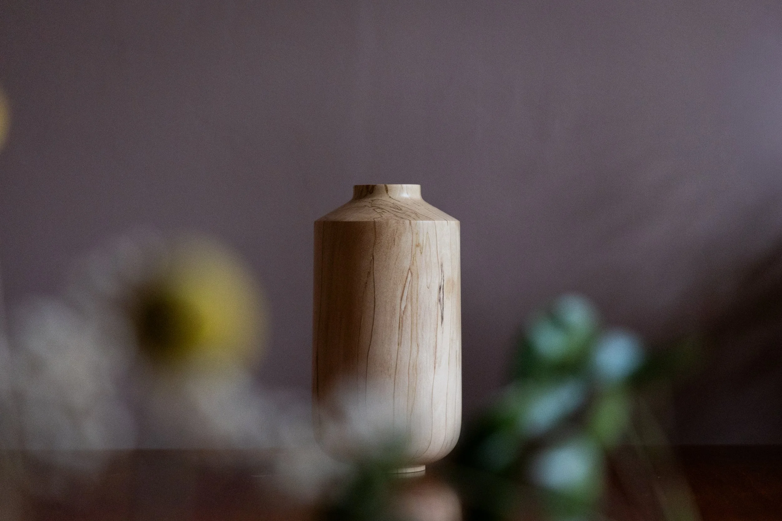 kvistvase av tre med marmorert overflate