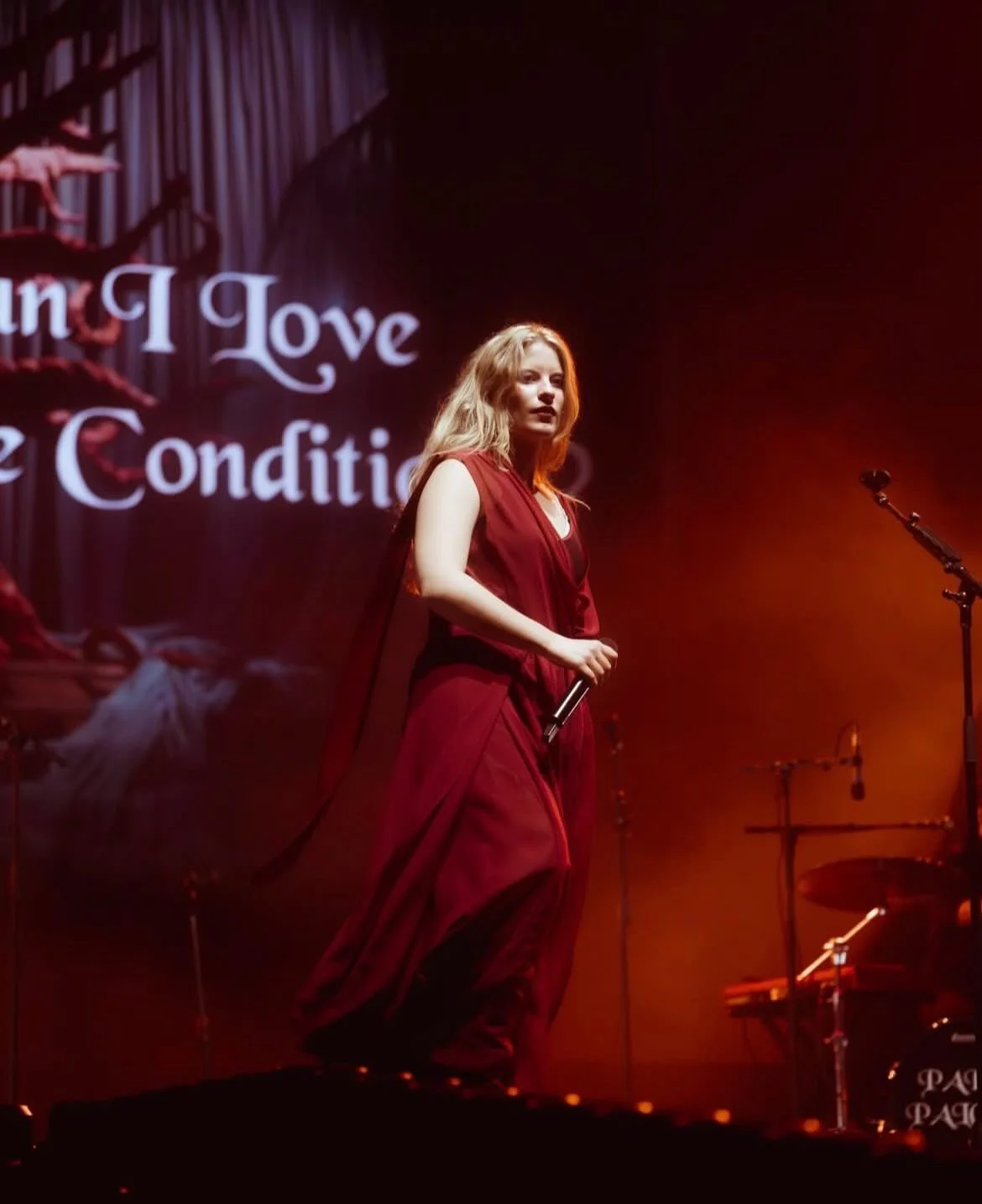 @parispaloma wears a custom honeycomb-draped gown opening for @florenceandthemachine in Glasgow ❤️&zwj;🔥

Styling @leithclark , thank you for trusting me with your vision

📸 @shotbyphox