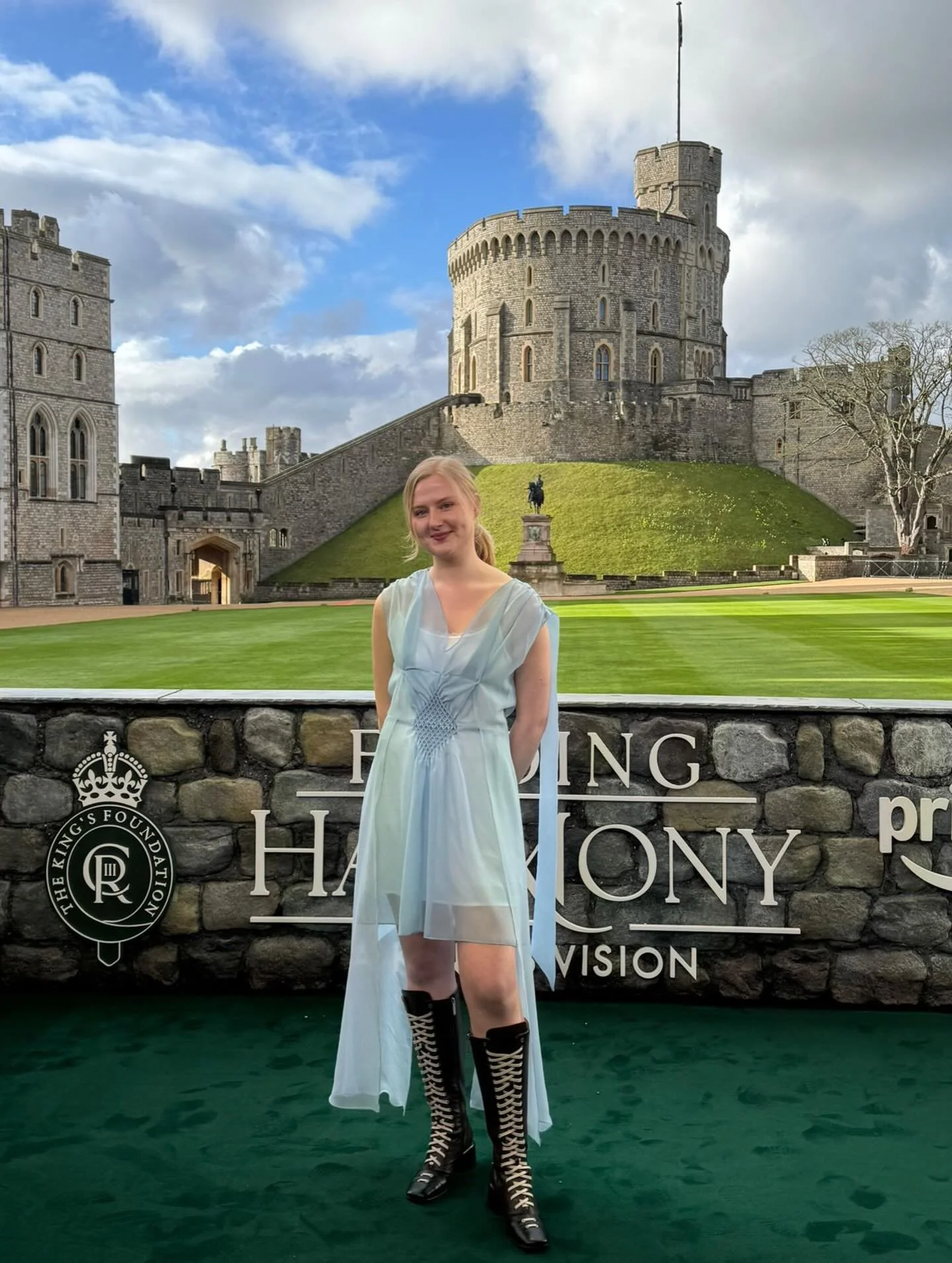 2 handmade dresses, 10 years apart!

2026 me wears a draped chiffon honeycomb-smocked dress to the @kingsfoundation @primevideouk premiere

2016 me wears the Megan dress from @tillybuttons Love at First Stitch - the book that started it all :)

14 ye