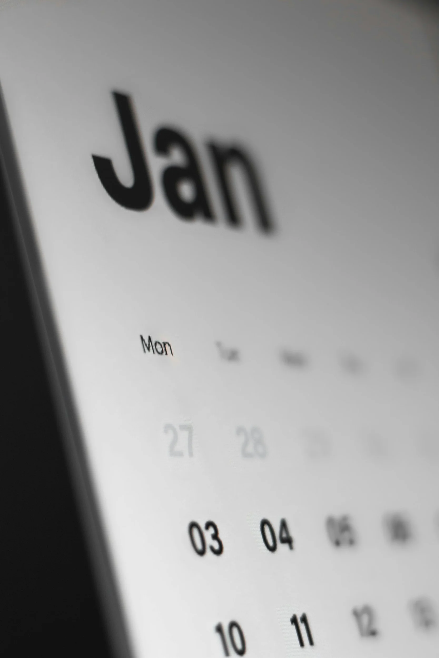 Close-up of a digital calendar showing the month of January with the highlighted dates January 3rd and 4th, and other dates in the month.