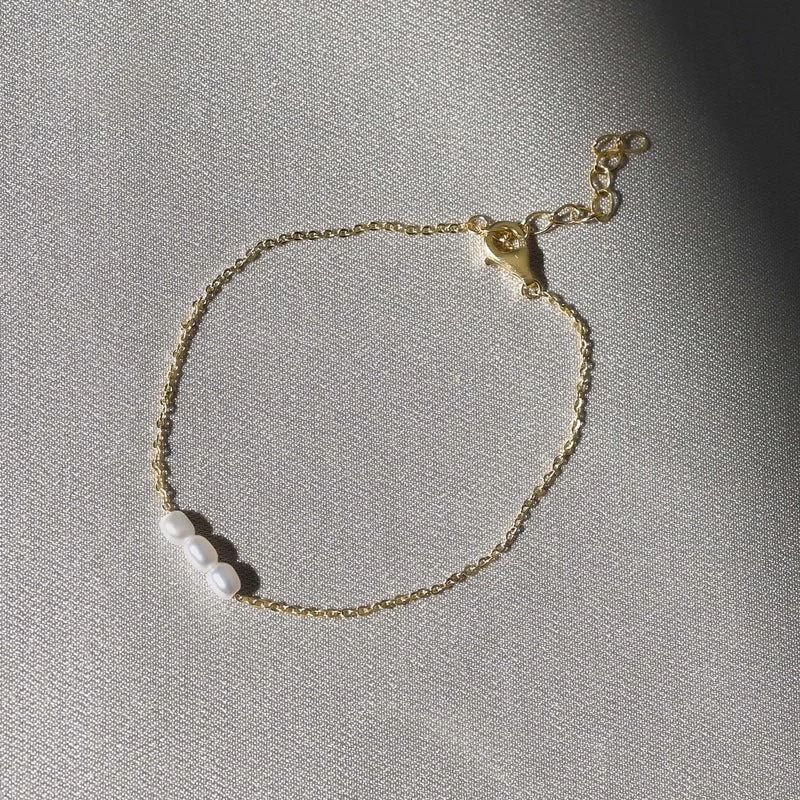 MiniPearlBraceletGoldSQ_f8577496-dc13-44a8-896f-305bef87e570.jpg