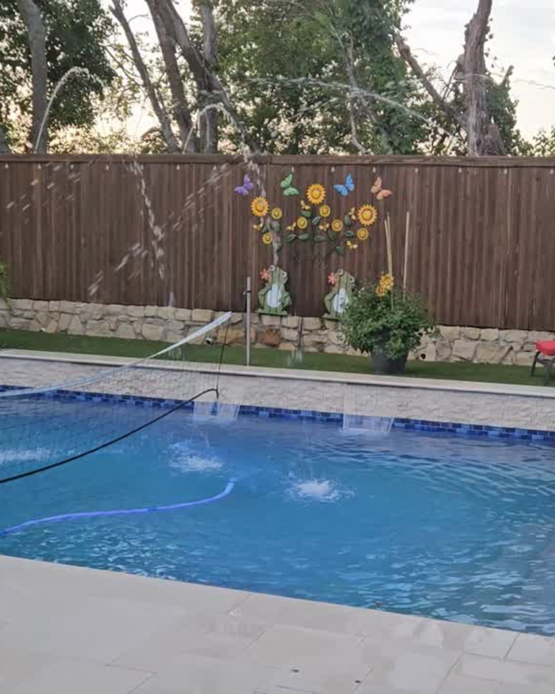 Make a Splash: Pool Water Features That Transform Your Backyard 💦✨