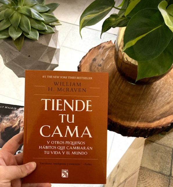 Tiende tu cama: el libro que te recuerda que empezar pequeño también cuenta