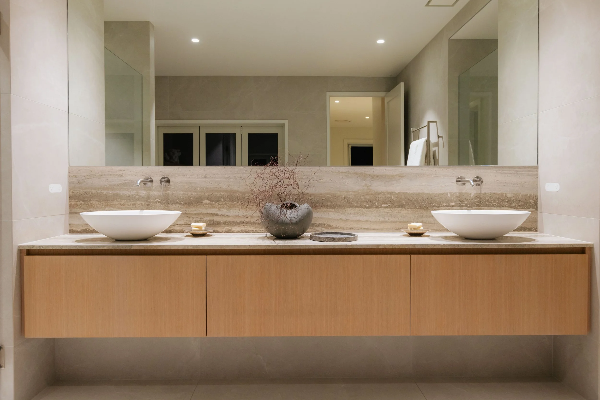 Luxury master en suite in St Heliers, Auckland Eastern Bays, featuring refined finishes, generous proportions and a calm, spa-like setting within a high-end coastal residence.